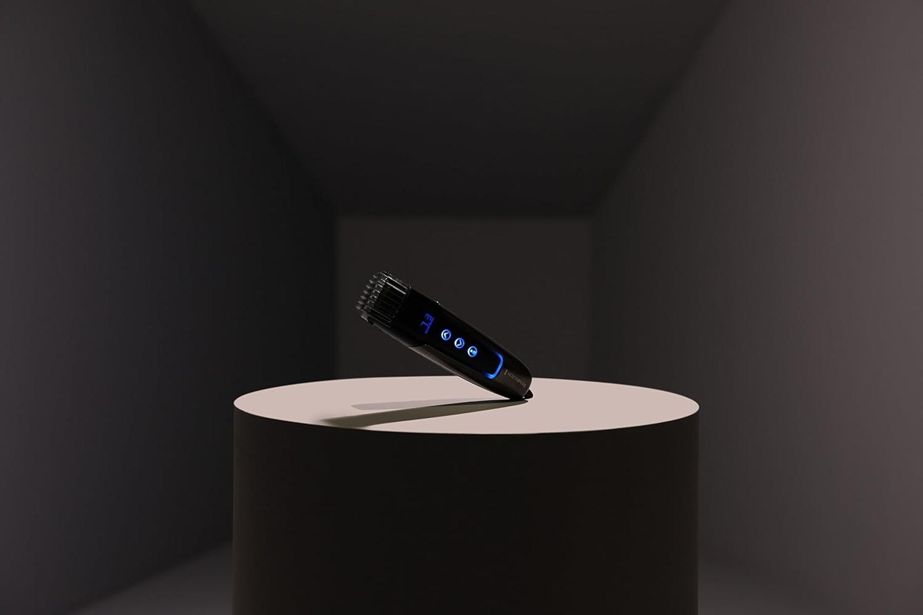 Un recortador de pelo negro con luces azules descansa sobre un pedestal cilíndrico.
