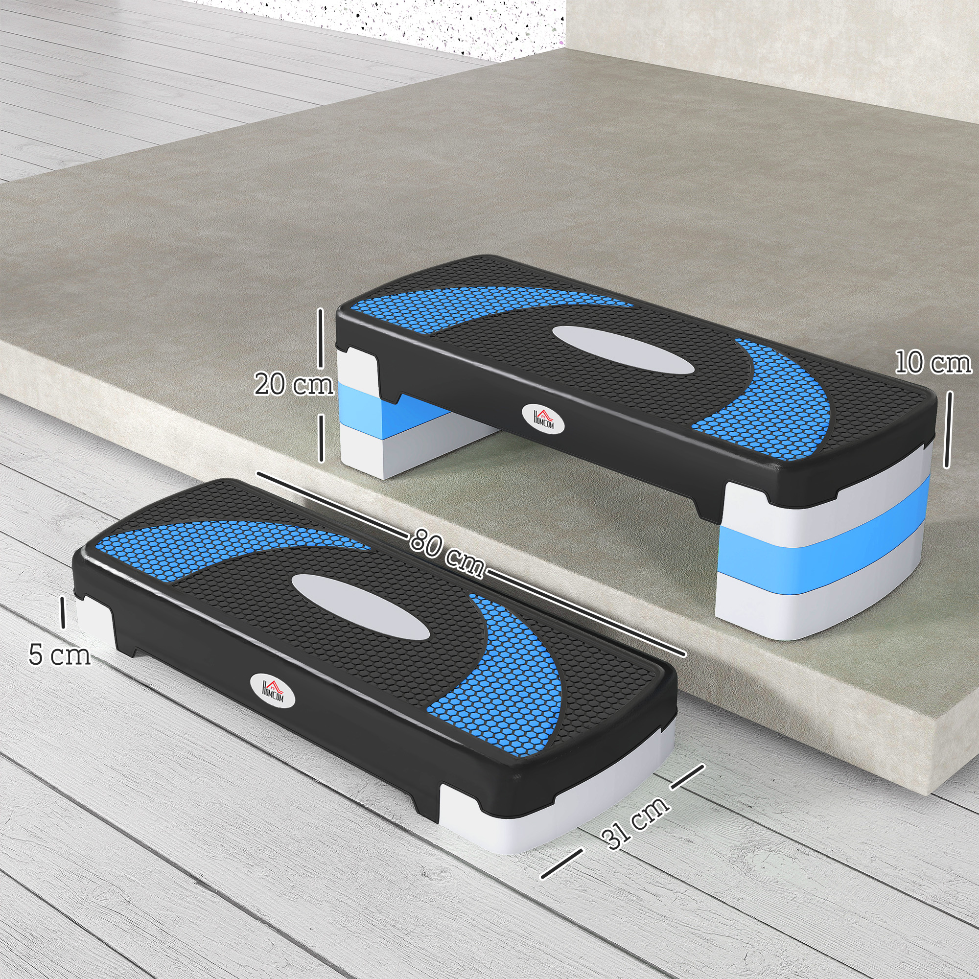 Due step per aerobica neri con accenti blu e dimensioni.