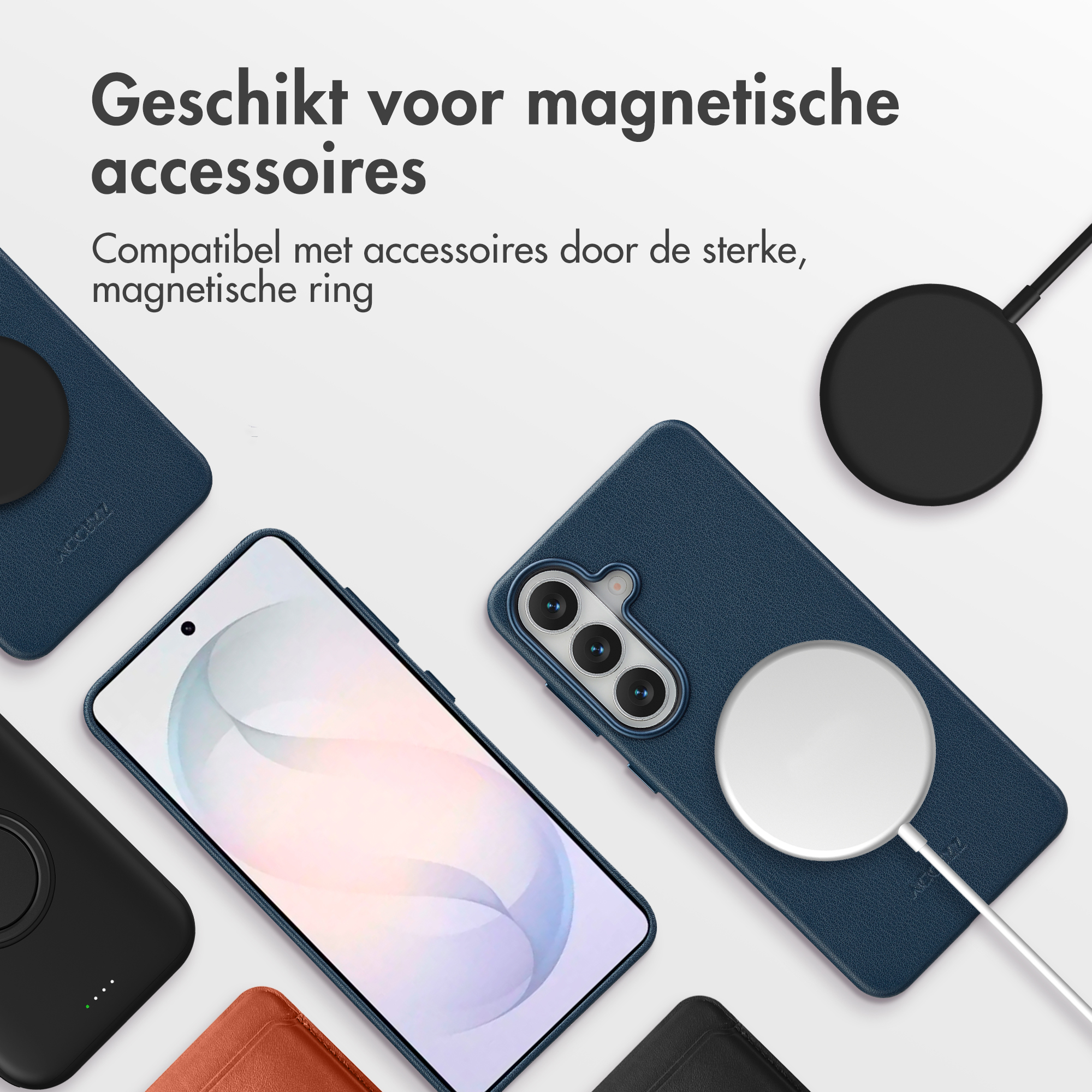 Diverse telefoonhoesjes in blauw, zwart en bruin met een smartphone en lader.