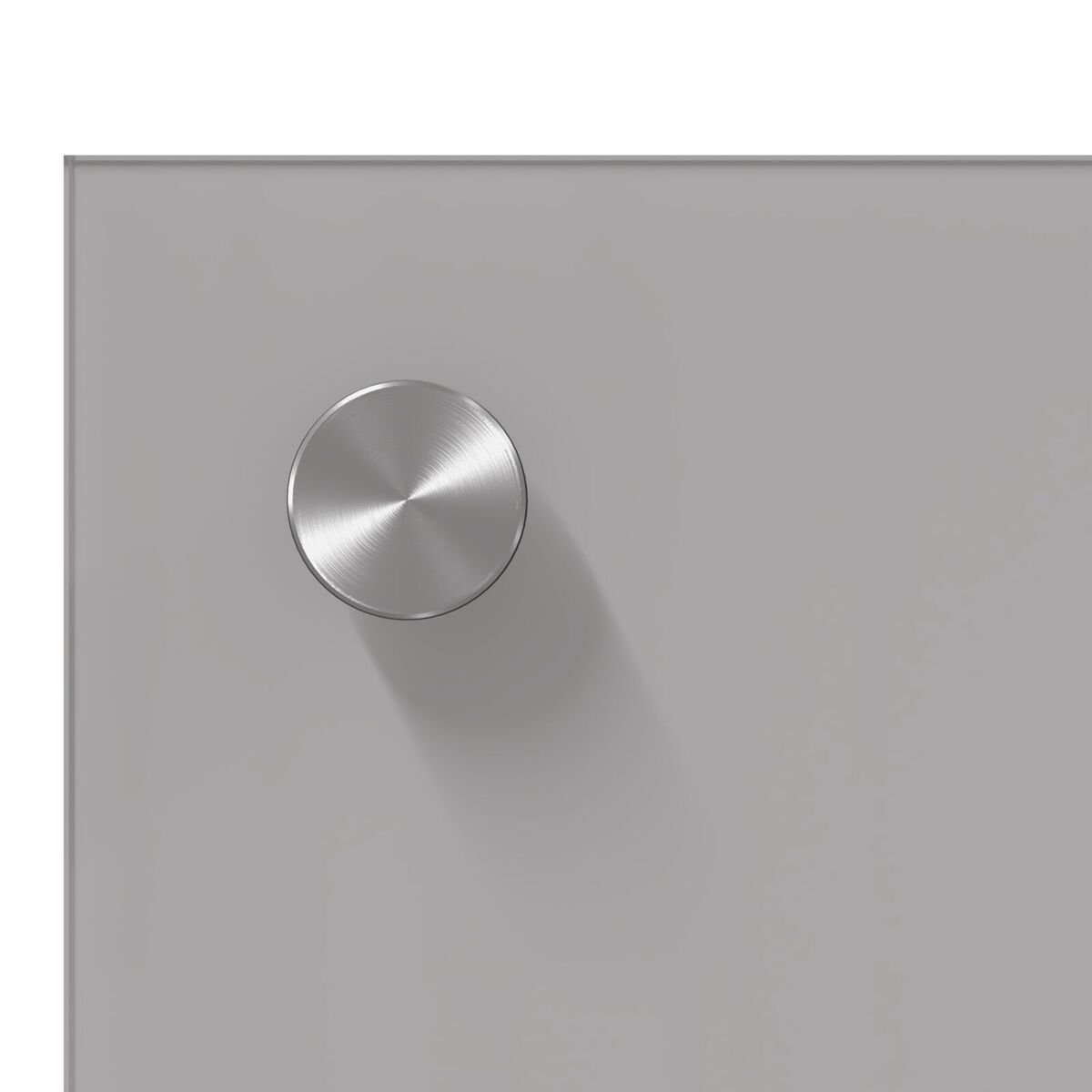 Ein runder, silberner Knopf mit gebürsteter Metalloberfläche auf einem grauen Hintergrund.