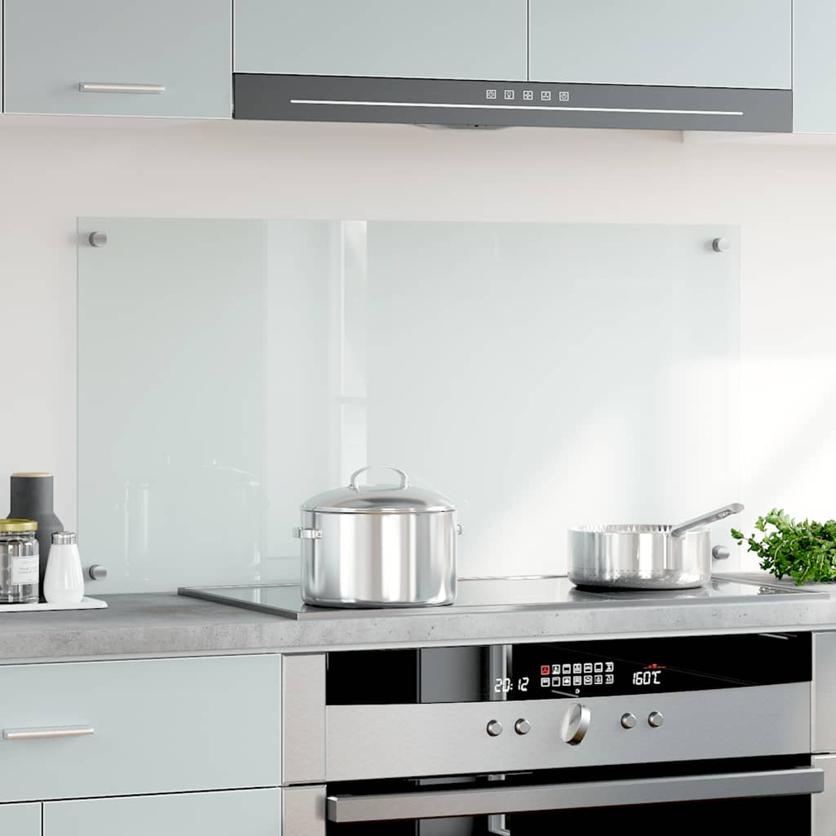 Moderne Küche mit Glaskochfeld-Spritzschutz, Töpfen und Dunstabzugshaube.