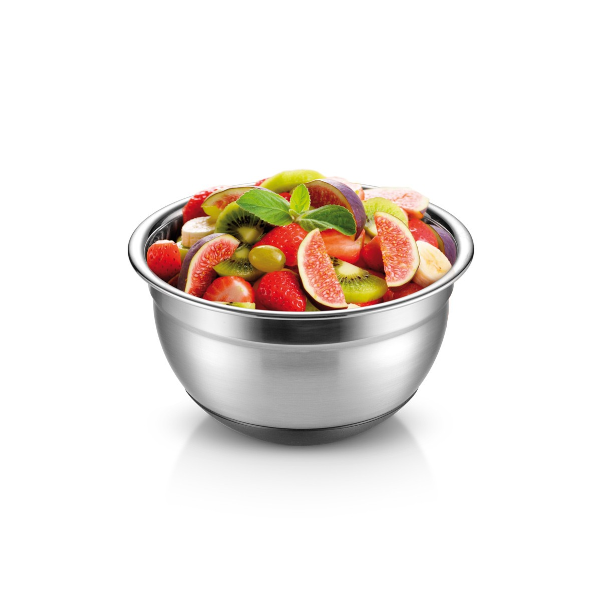 Eine Schüssel mit frischem Obstsalat, darunter Erdbeeren, Kiwis, Feigen und Trauben.