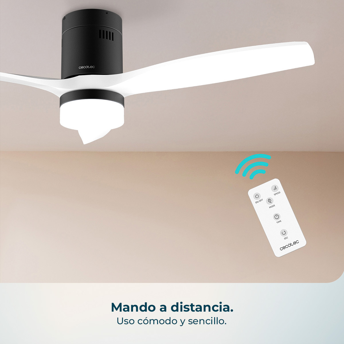 Ventilatore da soffitto con luce e telecomando su sfondo beige.