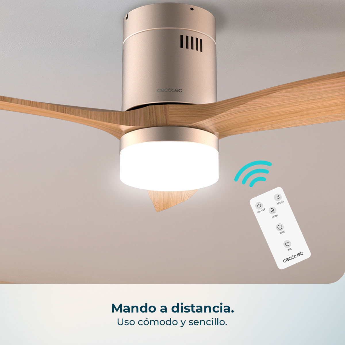 Un ventilador de techo con luz y aspas de madera, con mando.