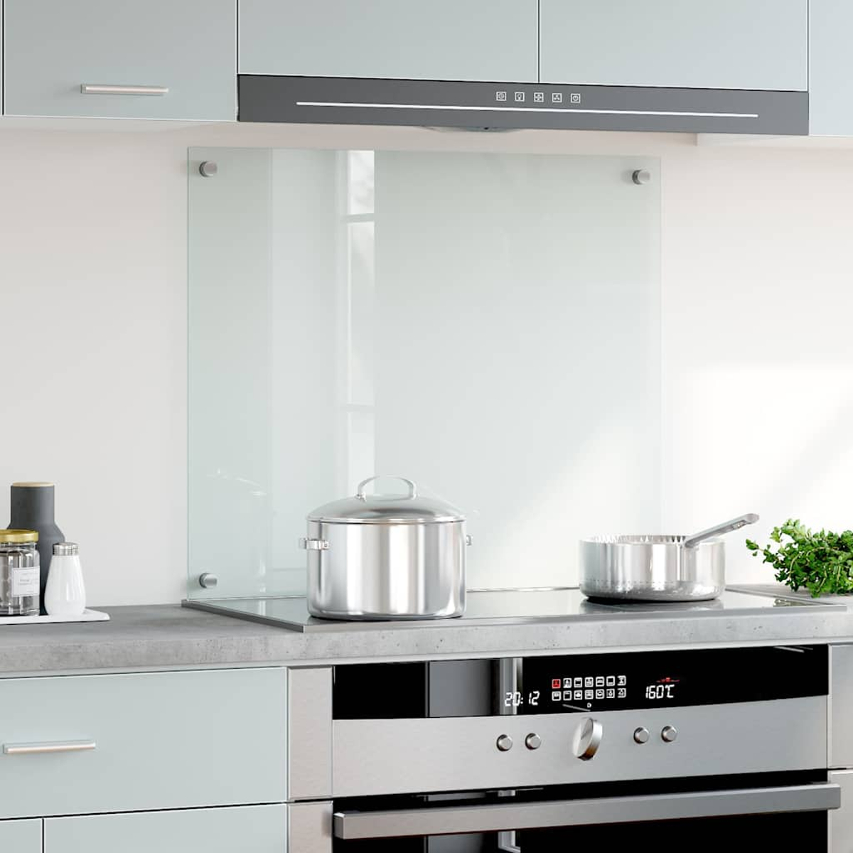 Una cocina moderna con vitrocerámica, ollas, horno y armarios.
