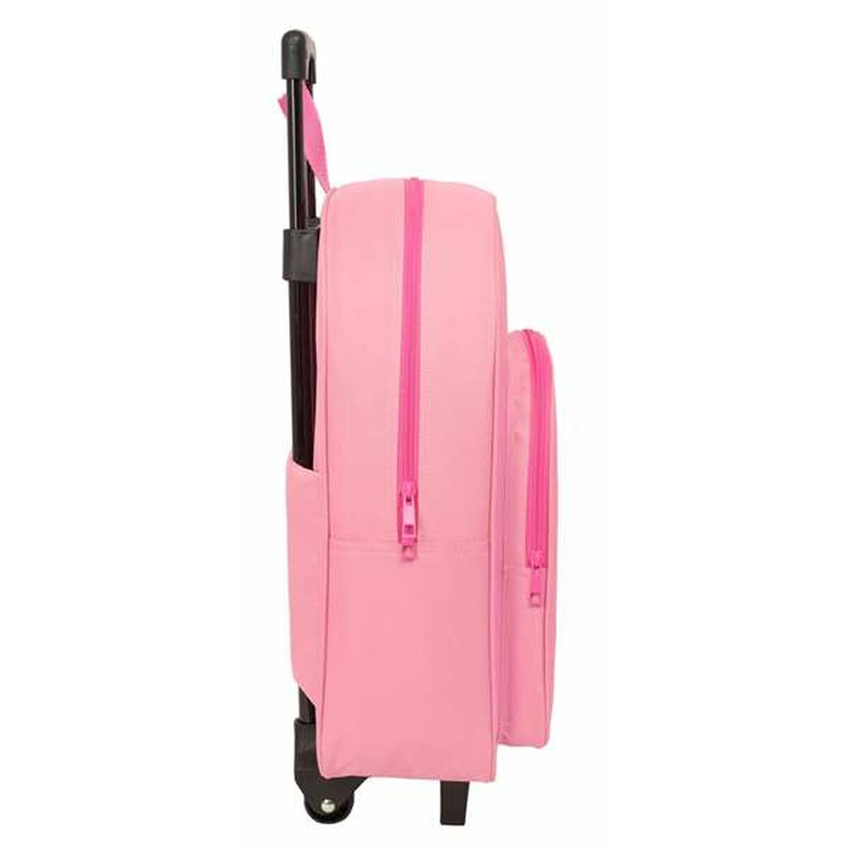 Ein rosafarbener Rollrucksack mit ausziehbarem schwarzem Griff und rosa Reißverschlüssen, von der Seite auf weißem Hintergrund.