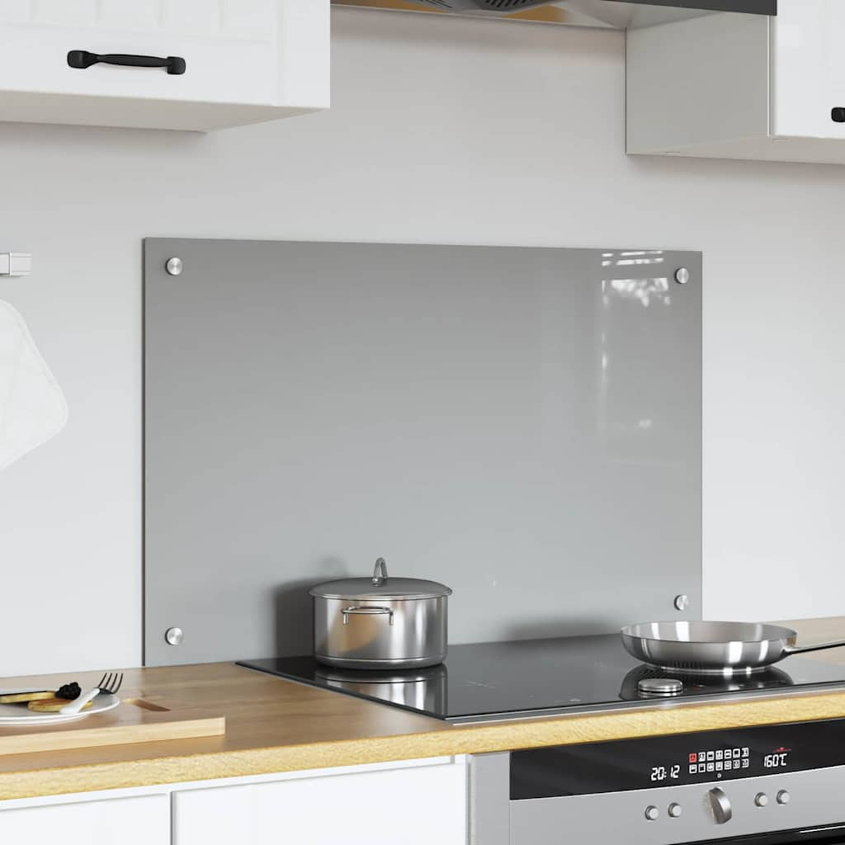 Moderne Küche mit grauem Spritzschutz, Kochtopf und Pfanne auf Induktionskochfeld.