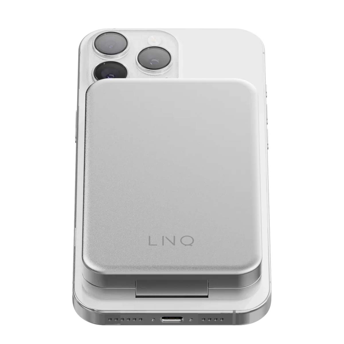 Ein silbernes iPhone mit einer angebrachten magnetischen Powerbank, weiße Rückseite.