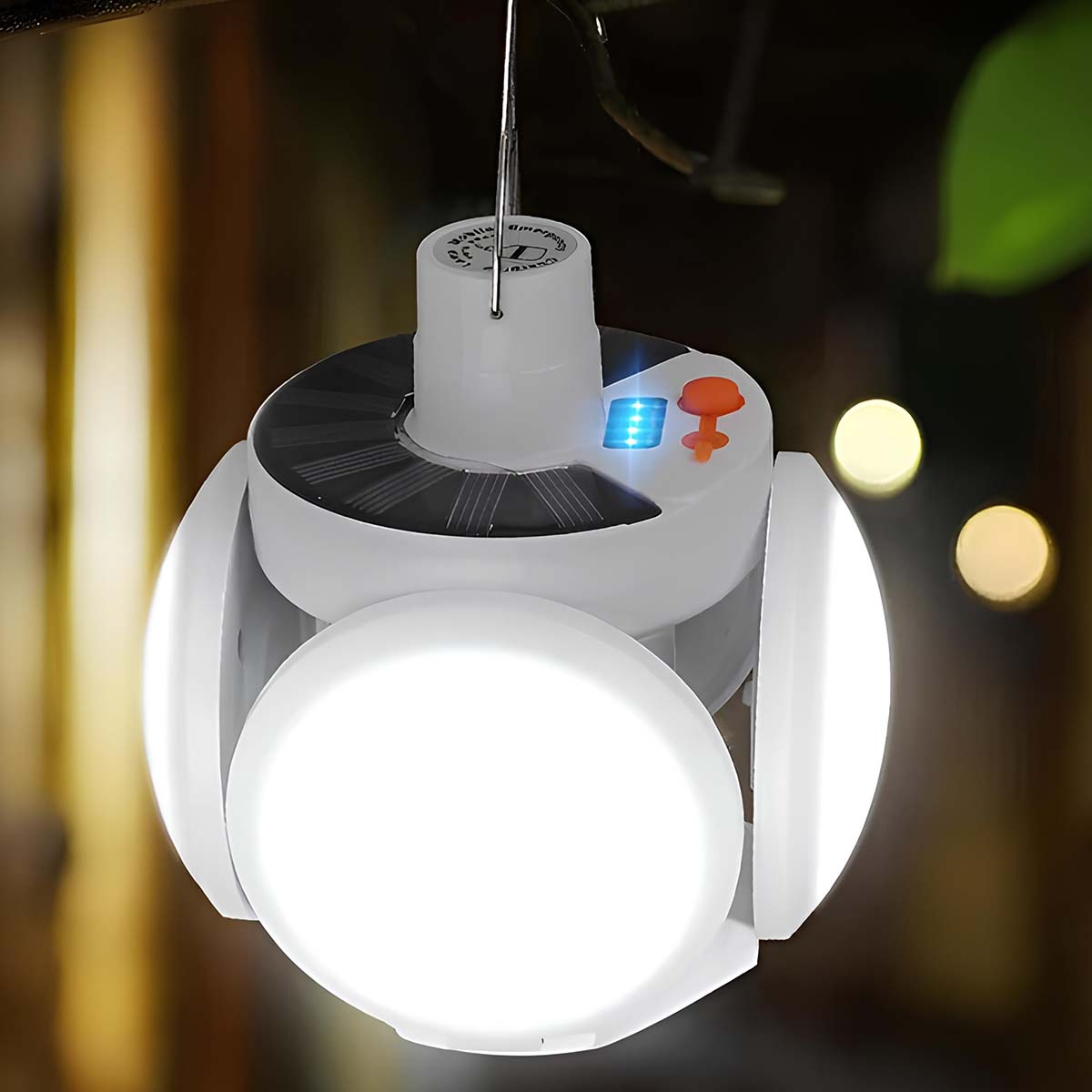 Una linterna solar blanca para acampar con luces plegables cuelga de una rama.