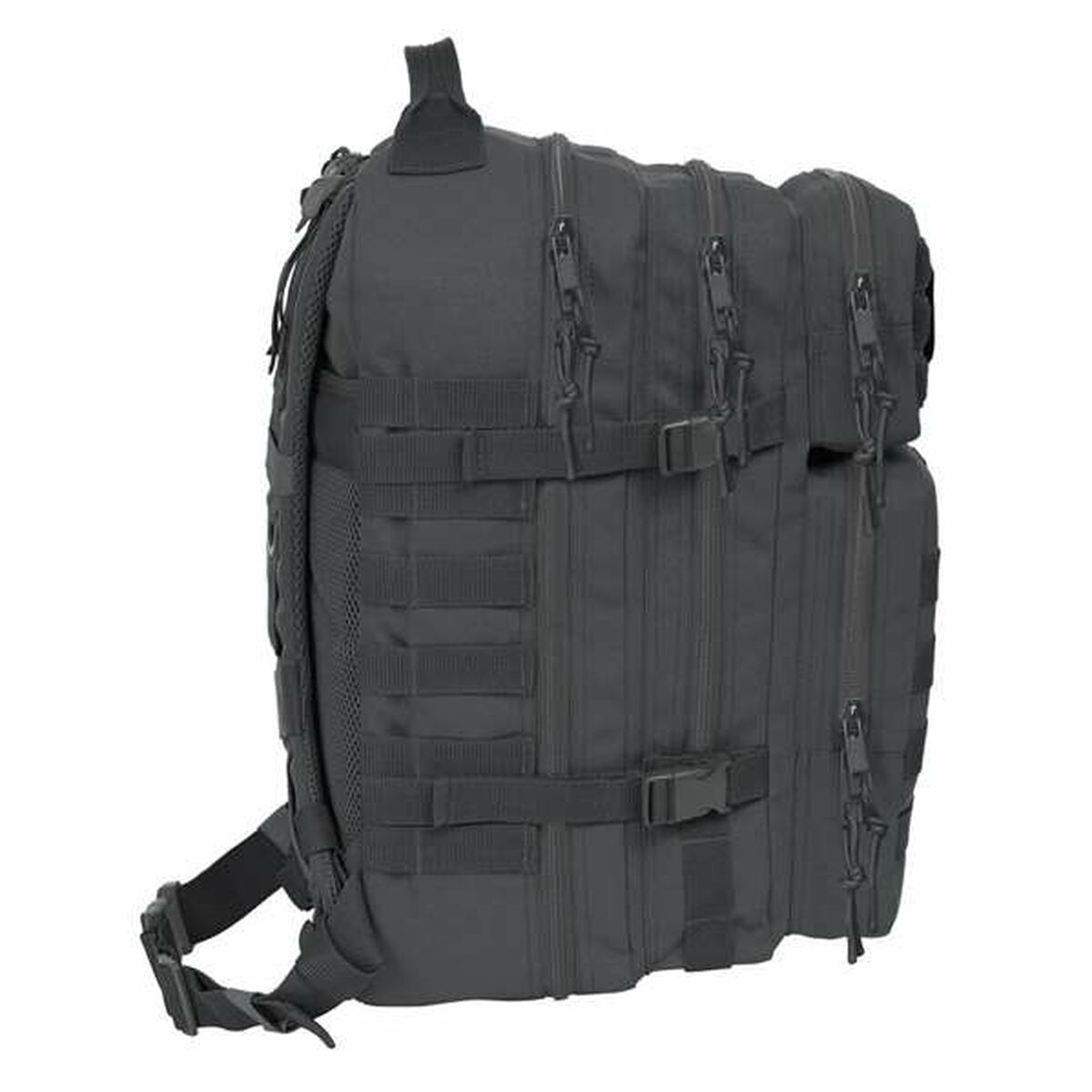 Ein grauer taktischer Rucksack mit mehreren Taschen und Gurten, von der Seite gesehen.