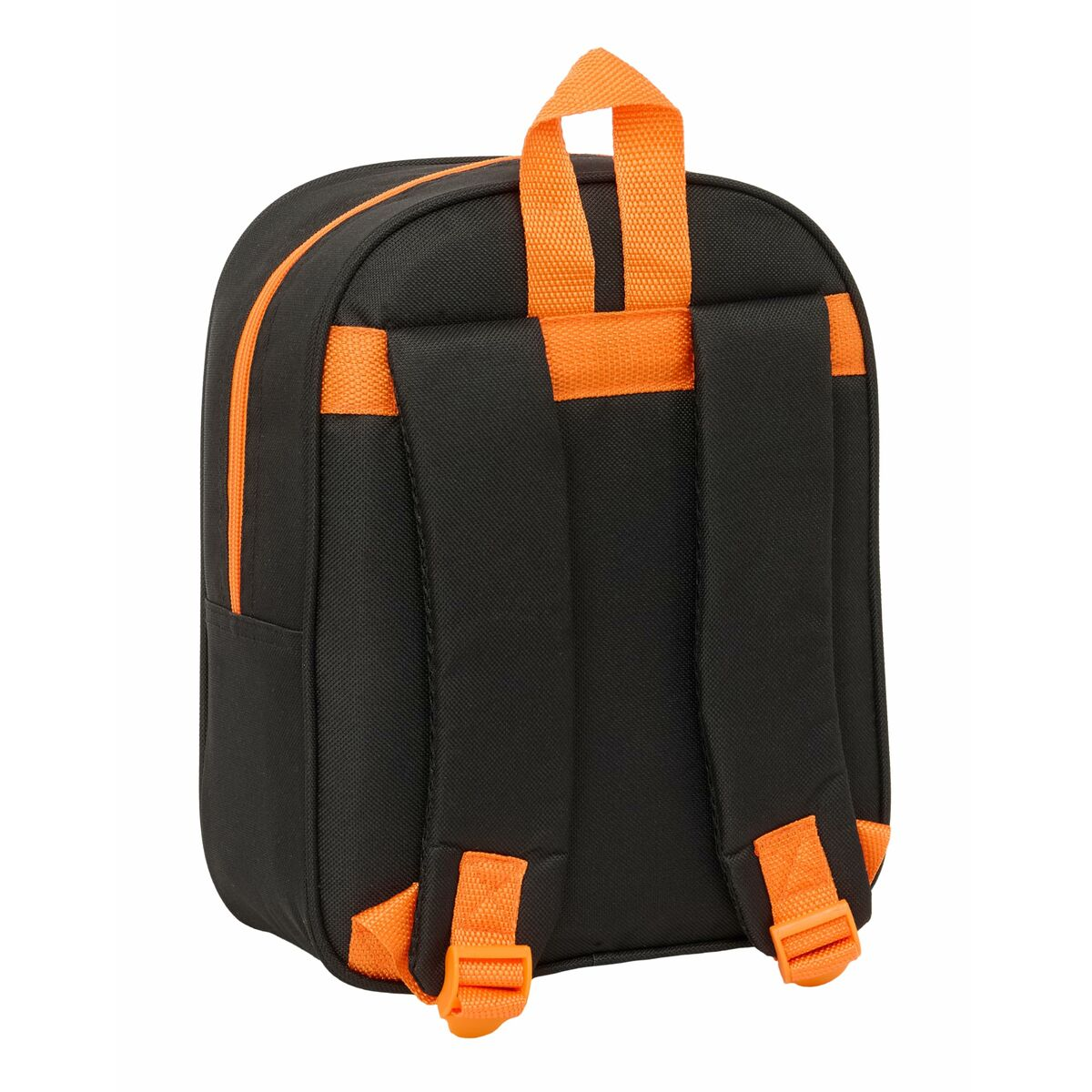 Ein schwarzer Rucksack mit orangefarbenen Akzenten, Reißverschlüssen und Gurten.