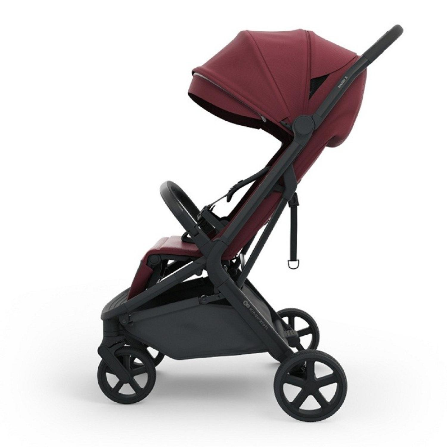 Ein burgunderroter Kinderwagen mit schwarzem Rahmen und Rädern auf weißem Hintergrund.
