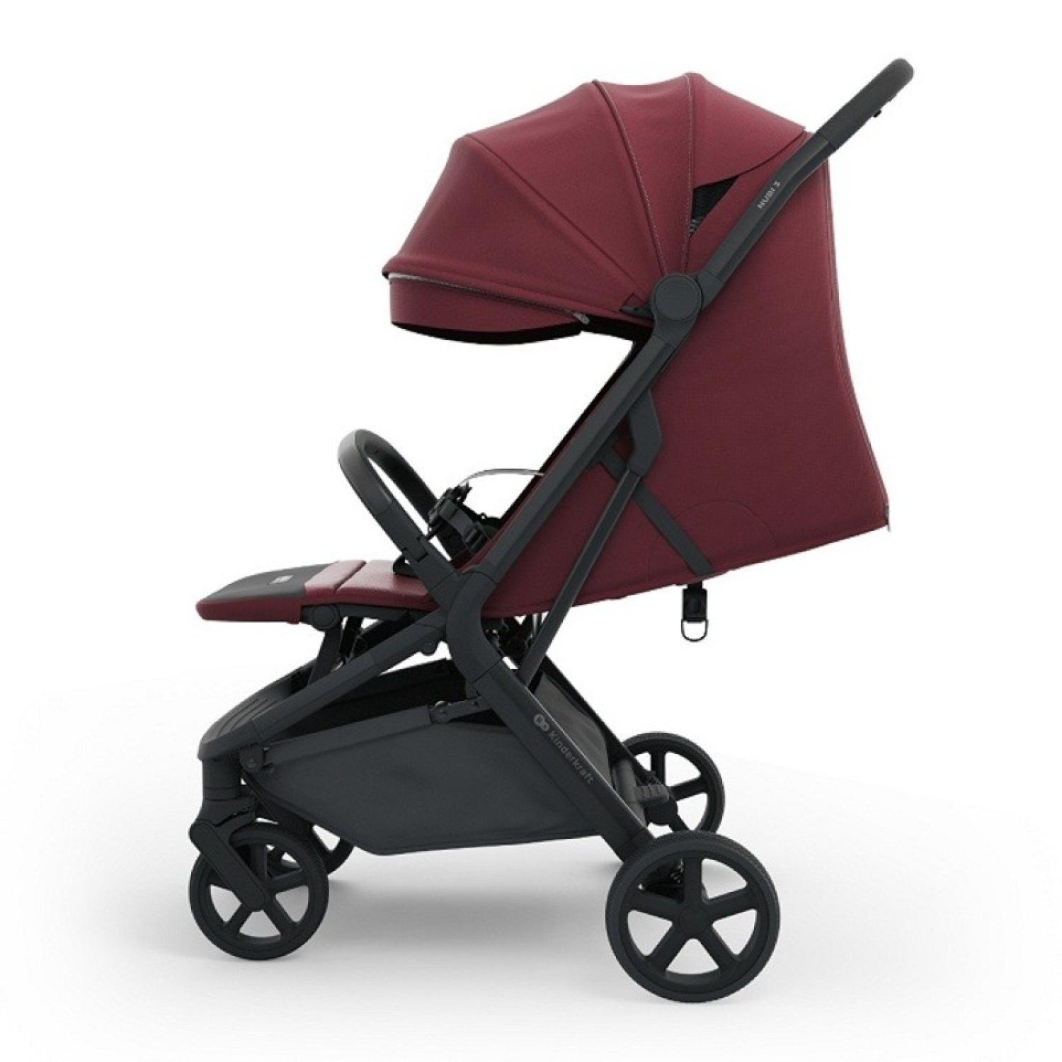 Ein kastanienroter Kinderwagen mit schwarzem Rahmen und Rädern, von der Seite vor weißem Hintergrund.