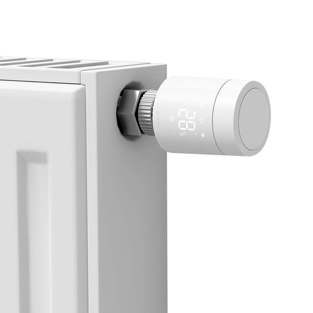 Ein weißer Thermostat mit digitaler Anzeige ist an einem weißen Heizkörper befestigt.