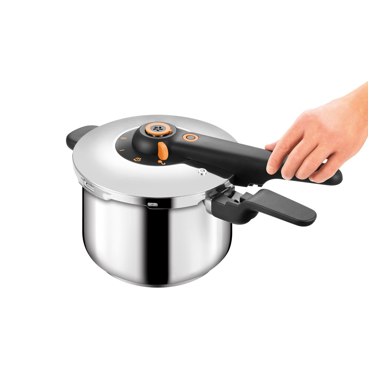 Ein silberner Schnellkochtopf mit schwarzem Griff und orangefarbenen Akzenten.