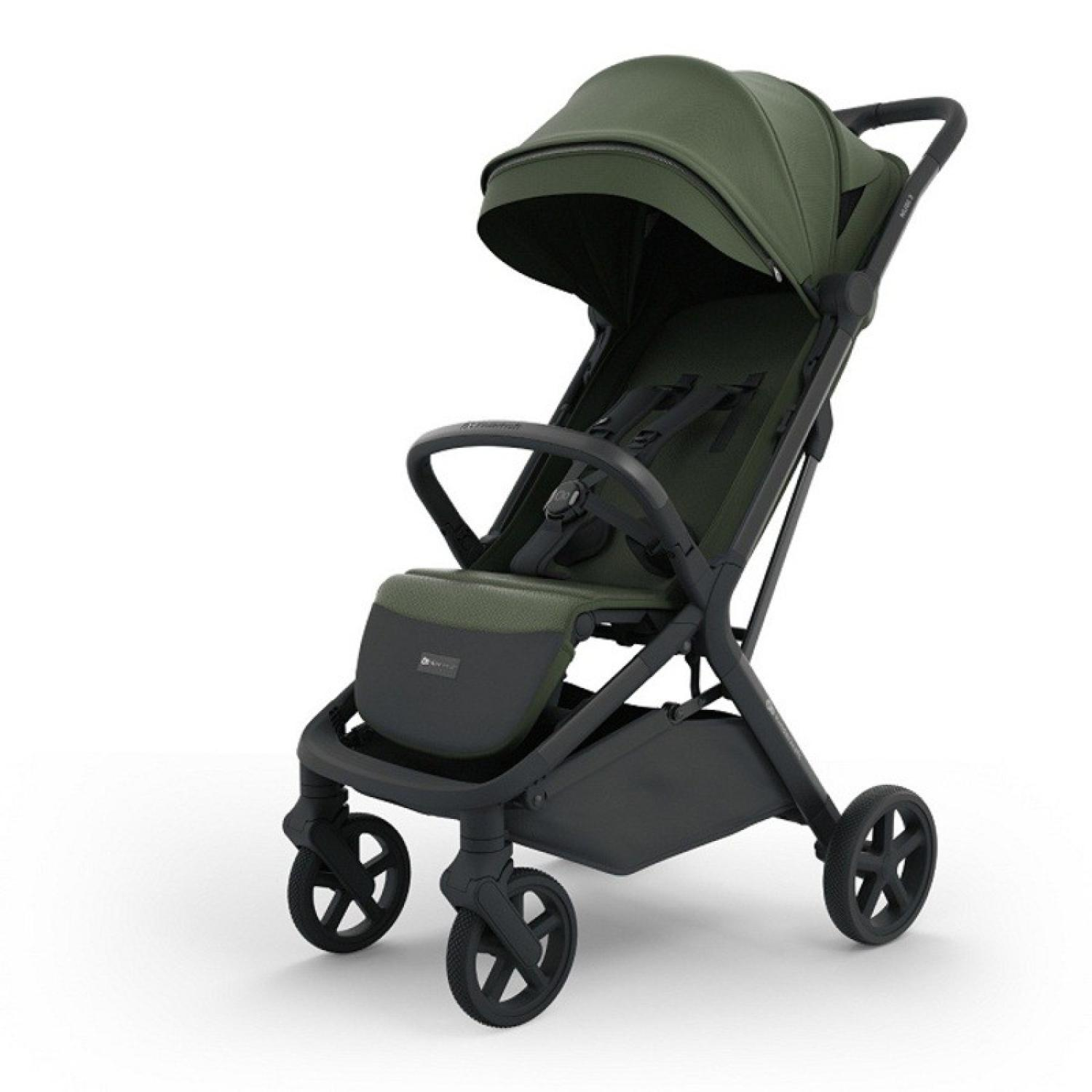 Ein dunkelgrüner Kinderwagen mit schwarzem Gestell und Rädern.