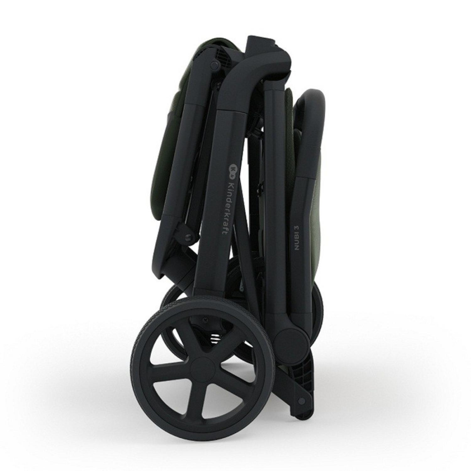 Ein zusammengeklappter Kinderwagen in Dunkelgrün mit schwarzen Rädern.