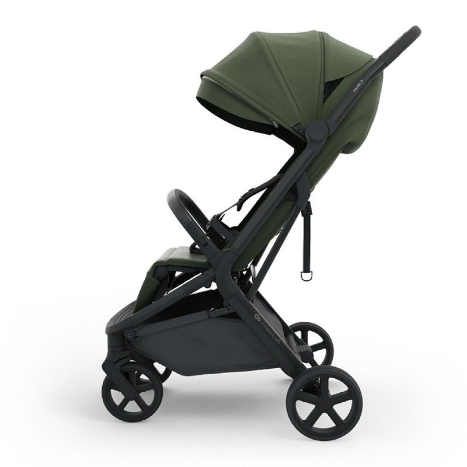 Ein grüner Kinderwagen mit schwarzem Rahmen und Rädern, isoliert auf weißem Hintergrund.