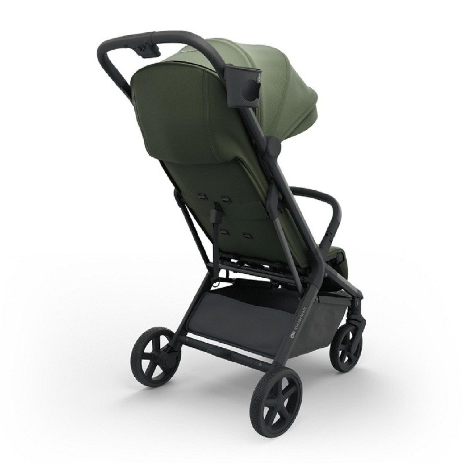 Ein grüner Kinderwagen mit schwarzen Rädern und Griffen, ausgestellt auf weißem Hintergrund.