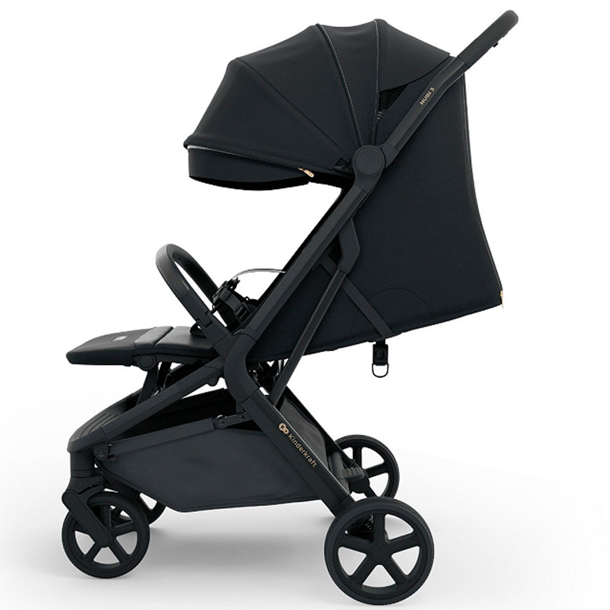 Ein schwarzer Kinderwagen mit Verdeck, Sitz und Rädern, auf weißem Hintergrund.