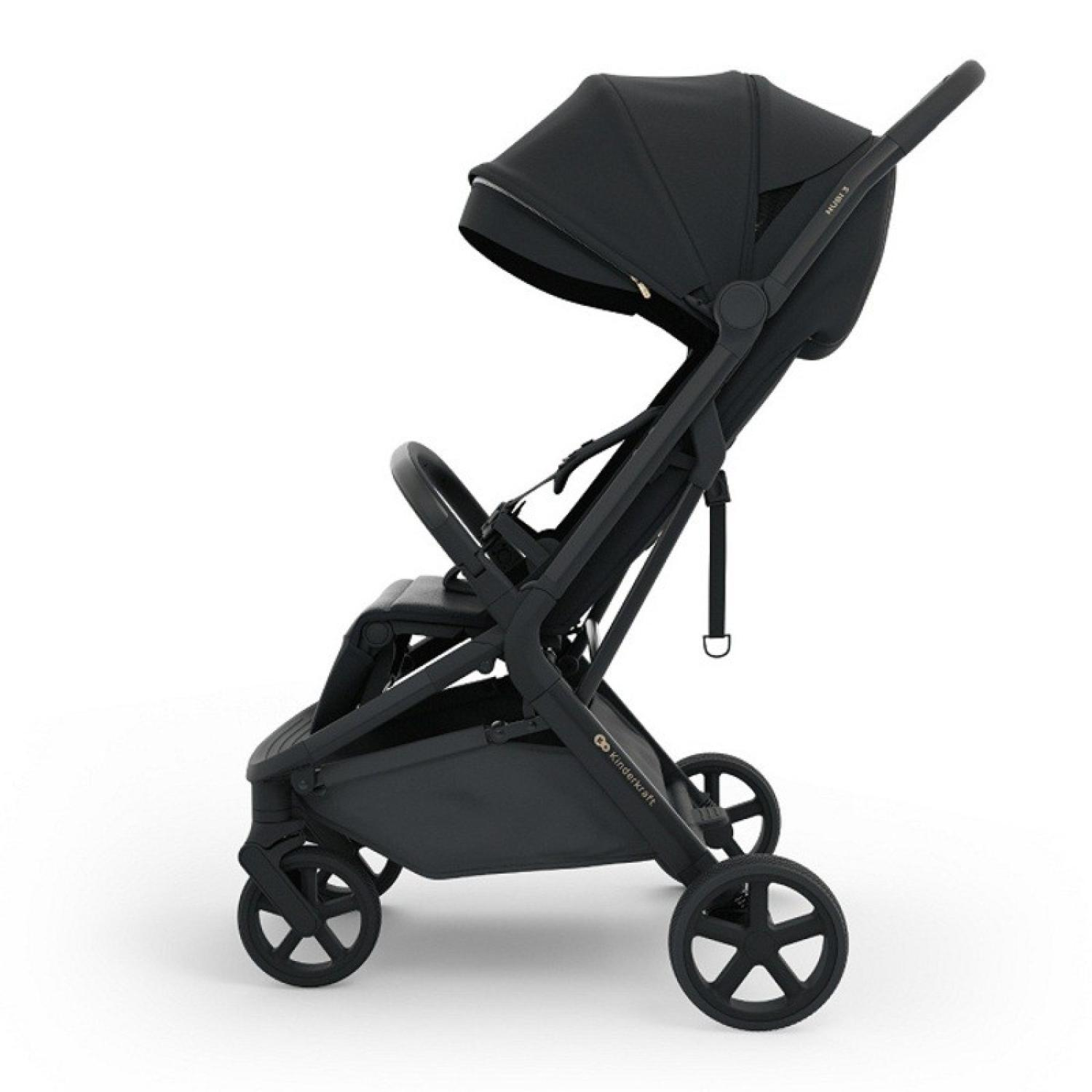 Schwarzer Kinderwagen mit Verdeck, Sitz, Gurt, Griff und vier Rädern.