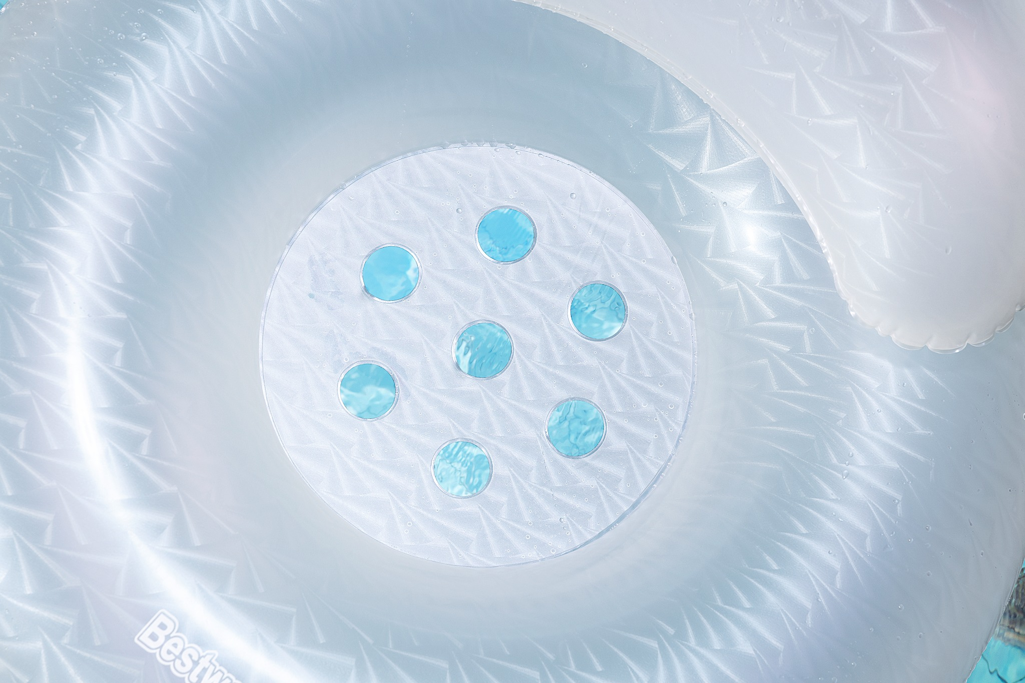 Ein aufblasbarer Whirlpool mit sechs blauen, runden Fenstern mit Wasser.