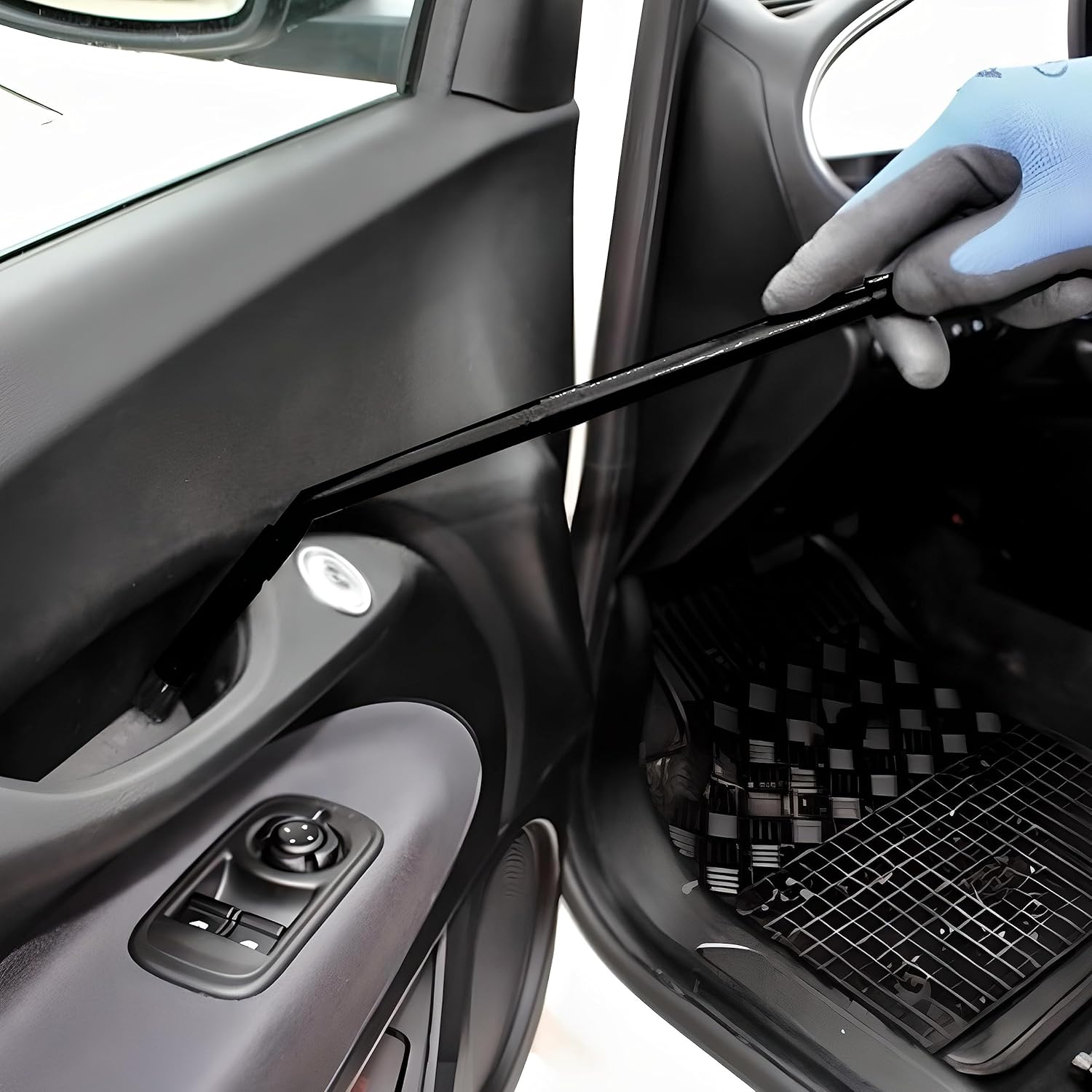 Blaue Handschuhe reinigen Autotür-Innenraum mit Werkzeug.