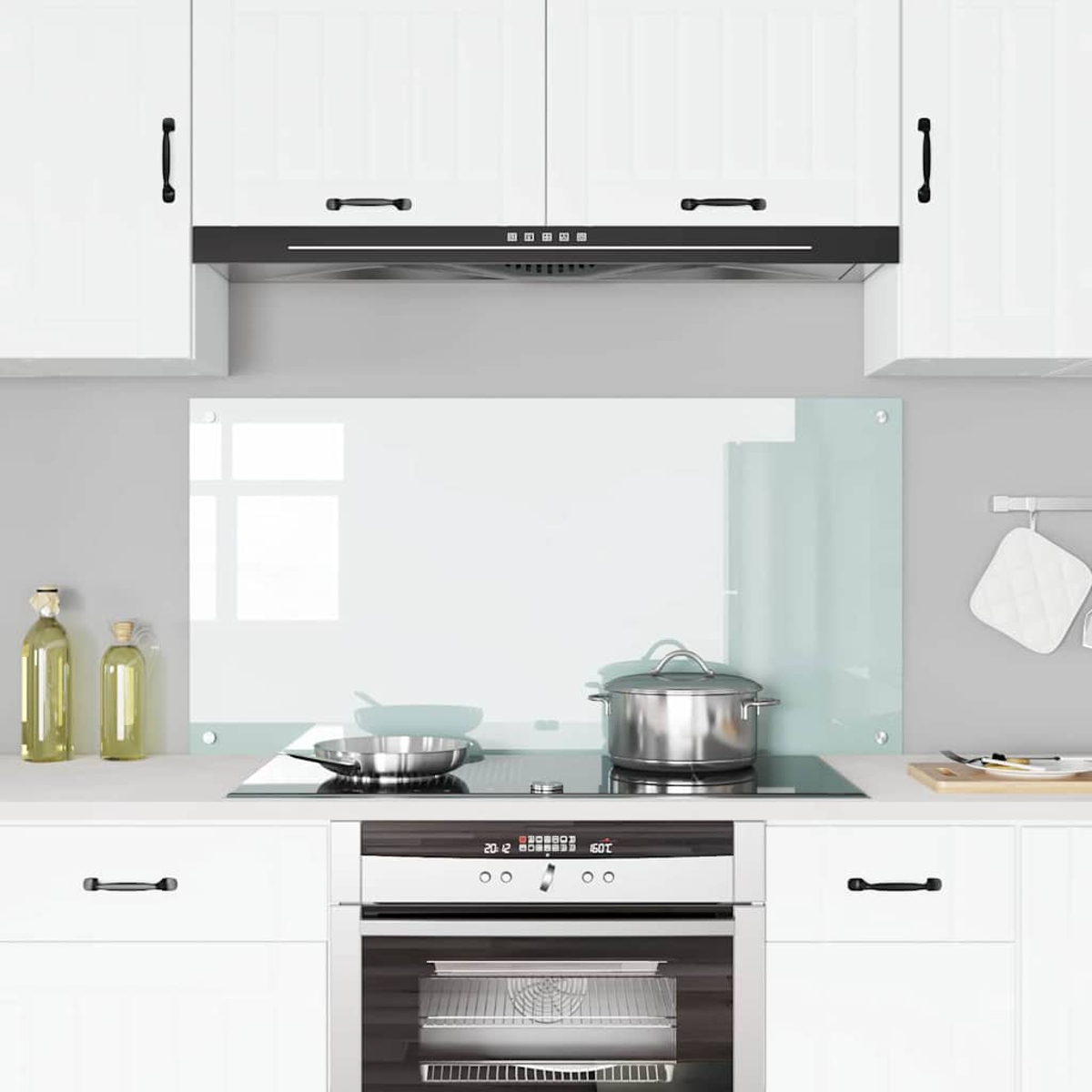 Moderne weiße Küche mit Kochfeld, Backofen und Glasrückwand.