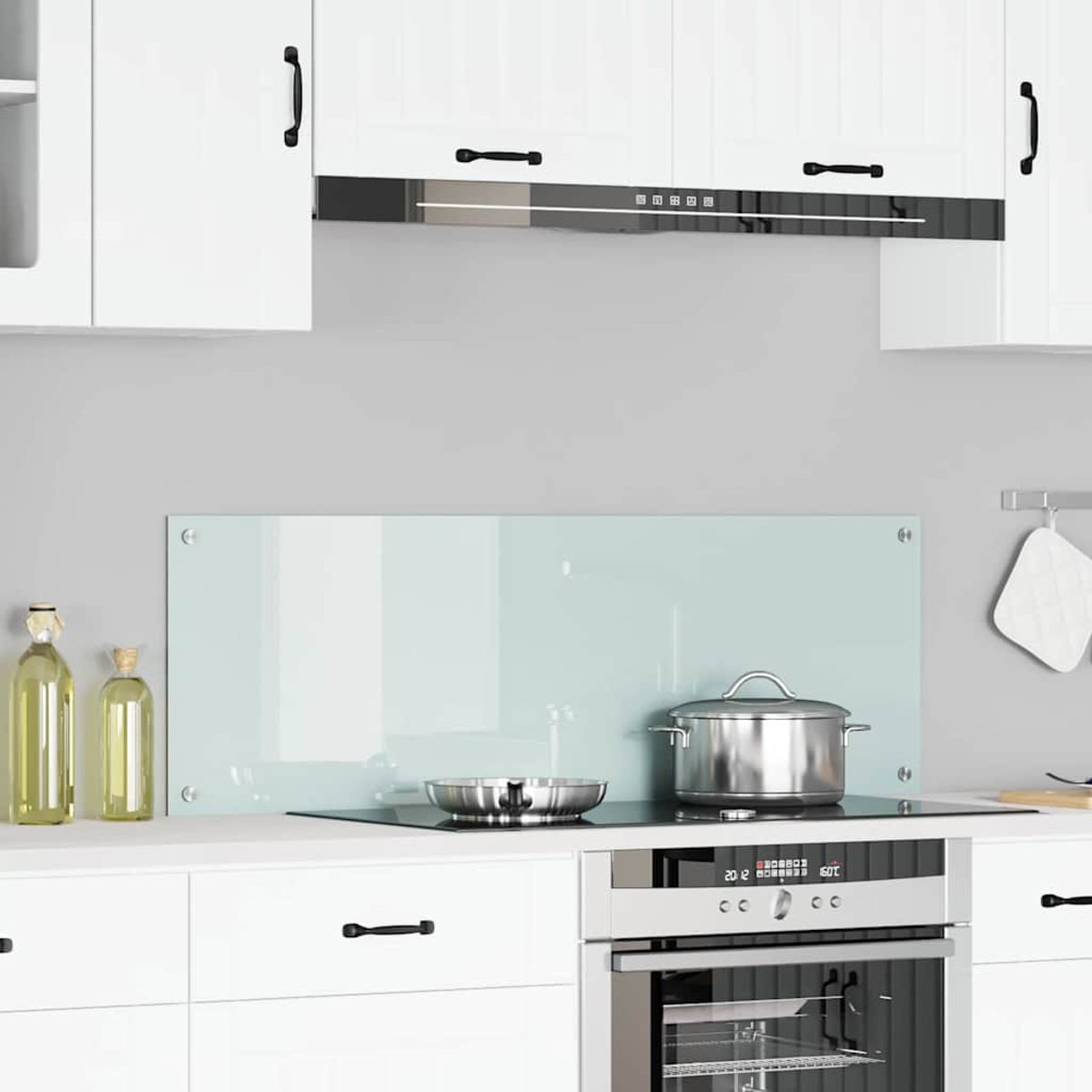 Moderne Küche mit weißen Schränken, Glasrückwand und Edelstahlgeräten.