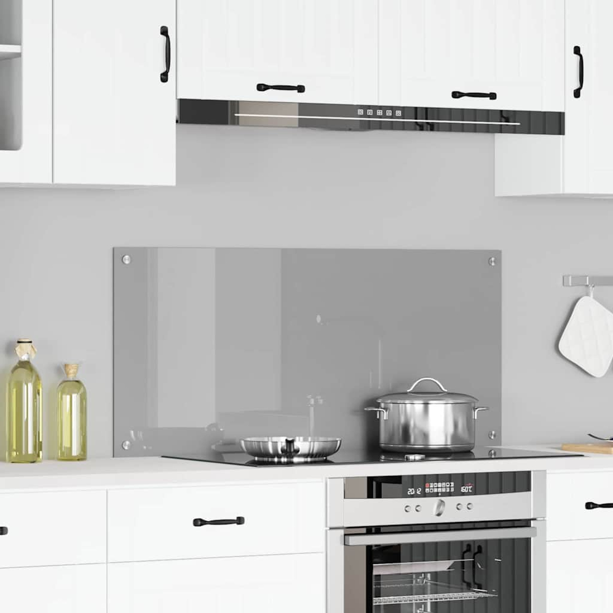 Moderne Küche mit weißen Schränken, Kochfeld, Backofen und grauer Spritzschutzwand.