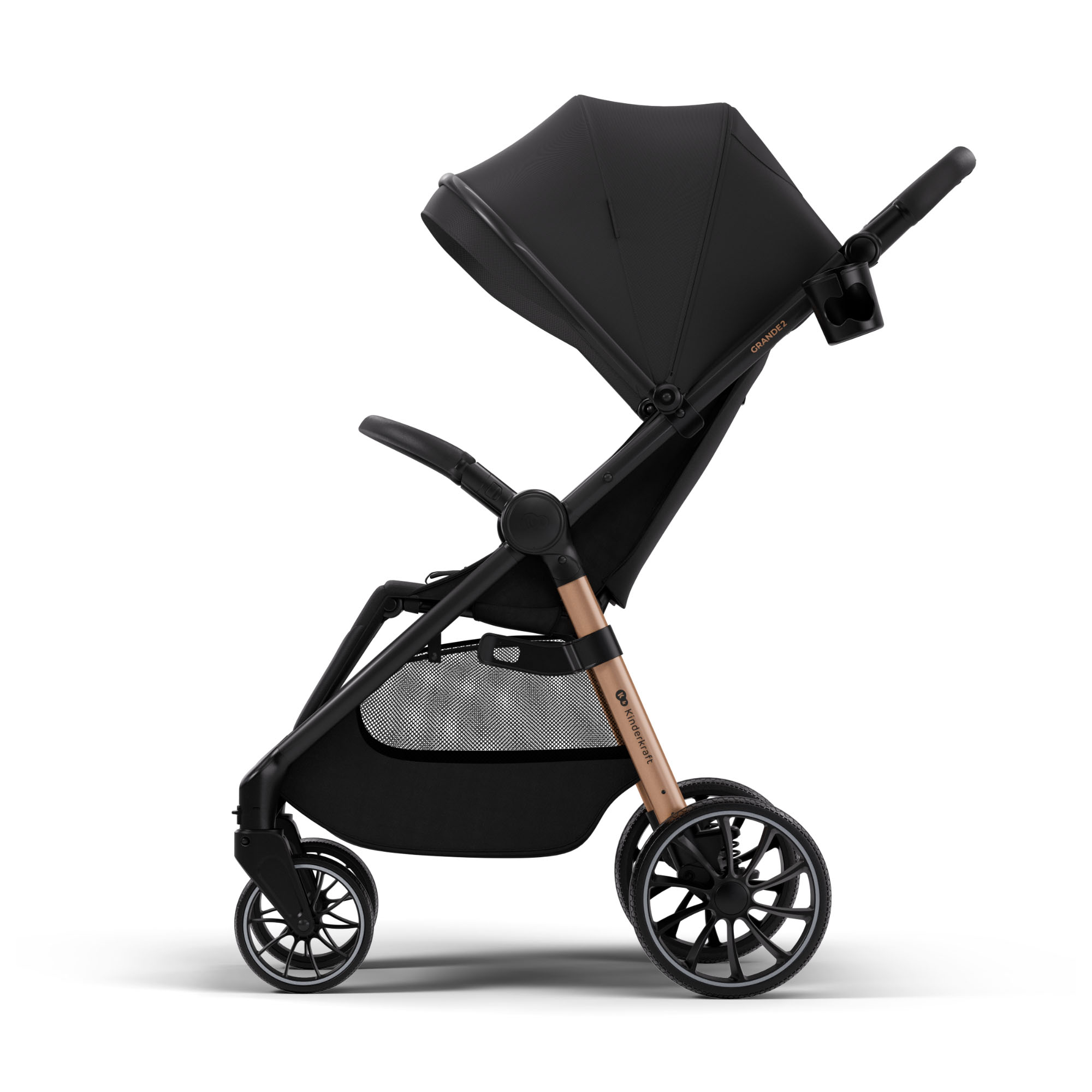 Ein schwarzer Kinderwagen mit goldenen Akzenten, auf weißem Hintergrund.