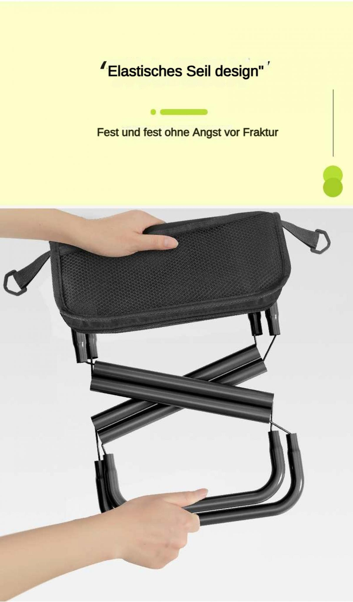 Hand hält schwarzen Stoffbezug eines faltbaren Stuhls über Metallbeinen.