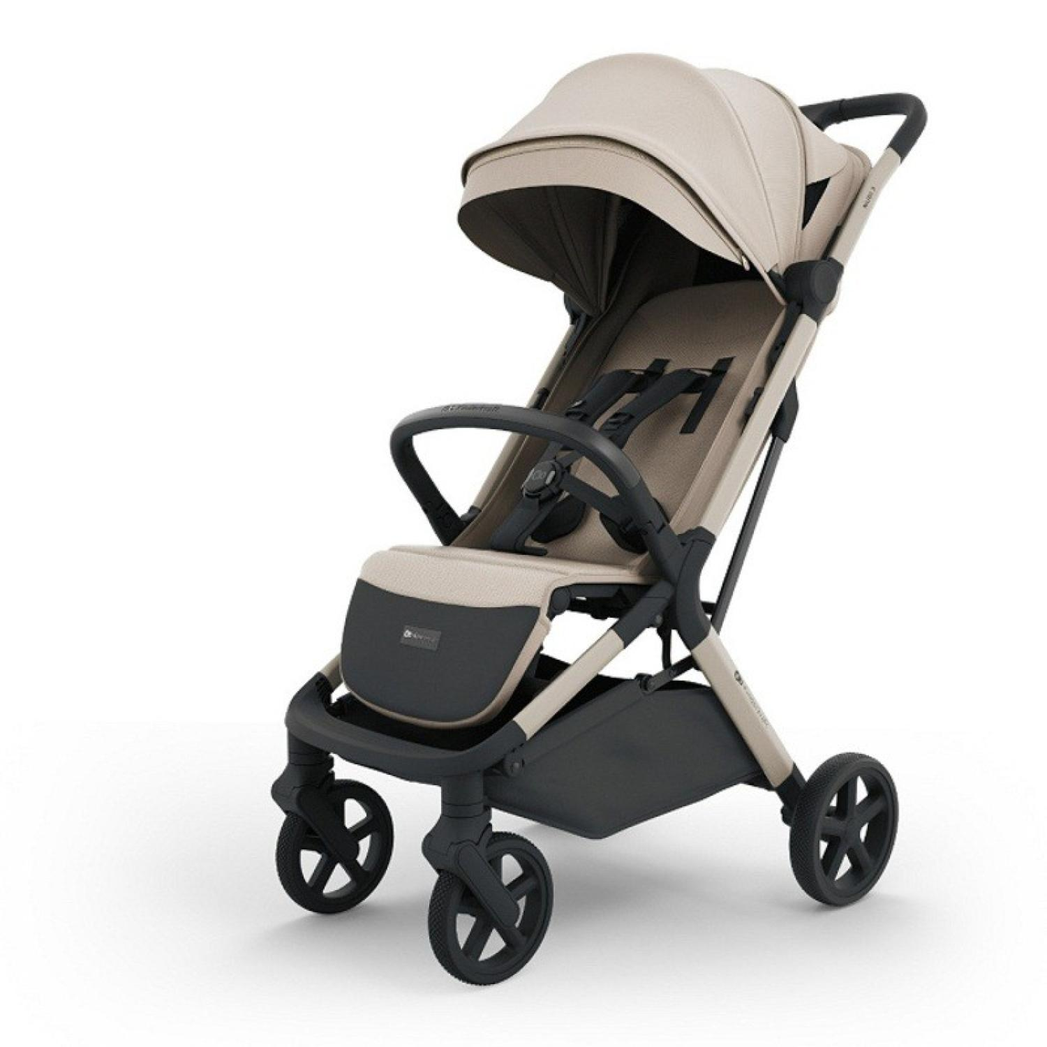 Ein beiger Kinderwagen mit schwarzem Rahmen und Rädern steht auf weißem Hintergrund.