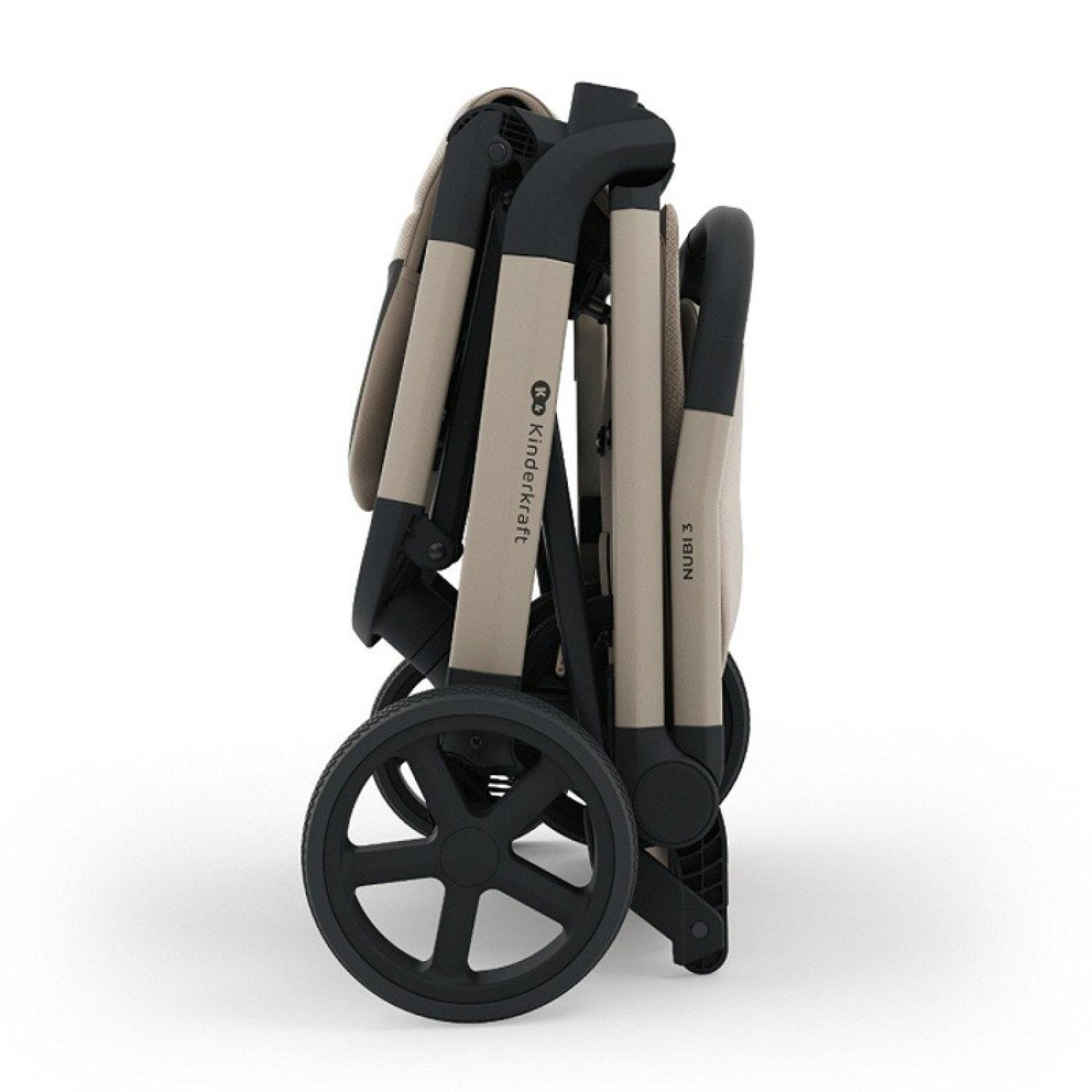 Ein zusammengeklappter beige-schwarzer Kinderkraft Nubi 3 Kinderwagen mit großen schwarzen Rädern.