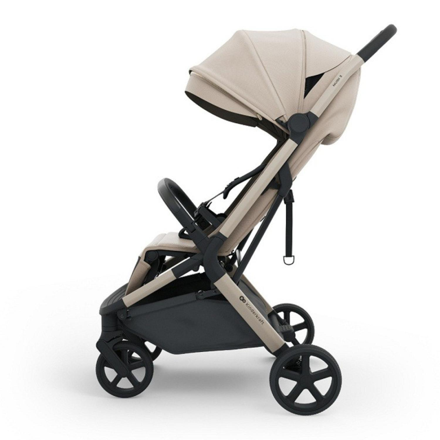 Ein beiger Kinderwagen mit schwarzen Rädern und Griffen auf weißem Hintergrund.