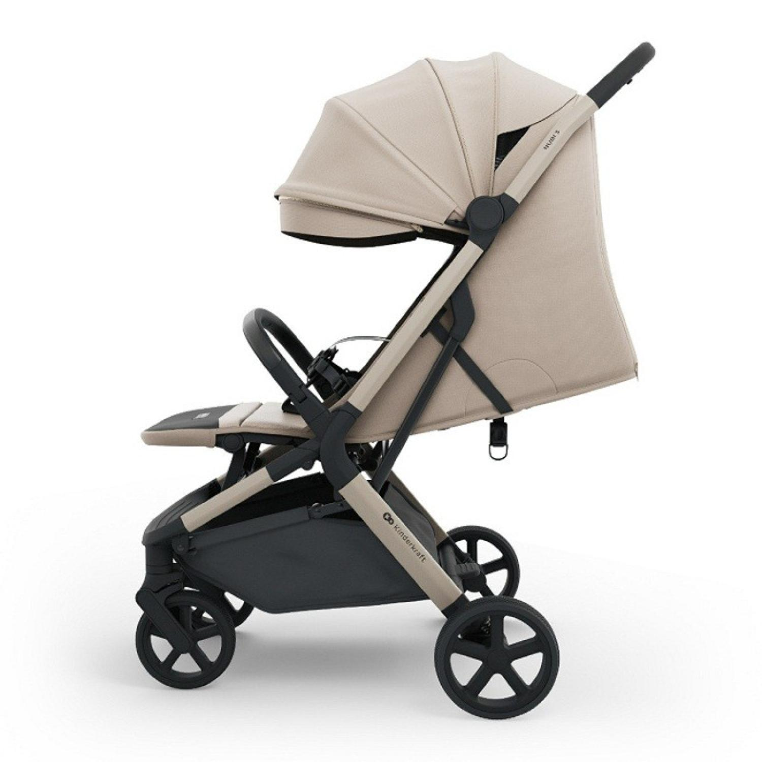 Ein beiger Kinderwagen mit schwarzem Gestell und Rädern auf weißem Hintergrund.