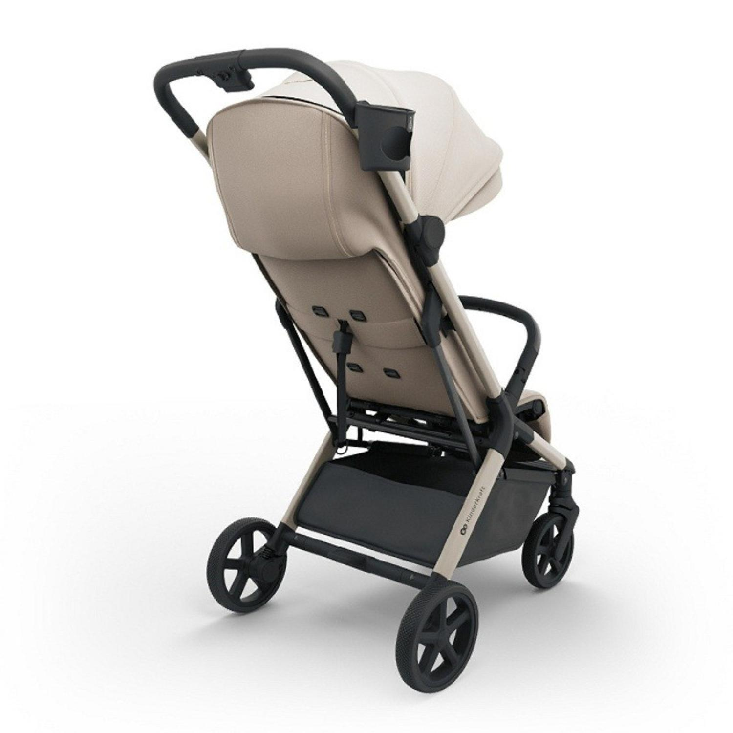 Ein beiger Kinderwagen mit schwarzem Gestell und Korb, von hinten gesehen.