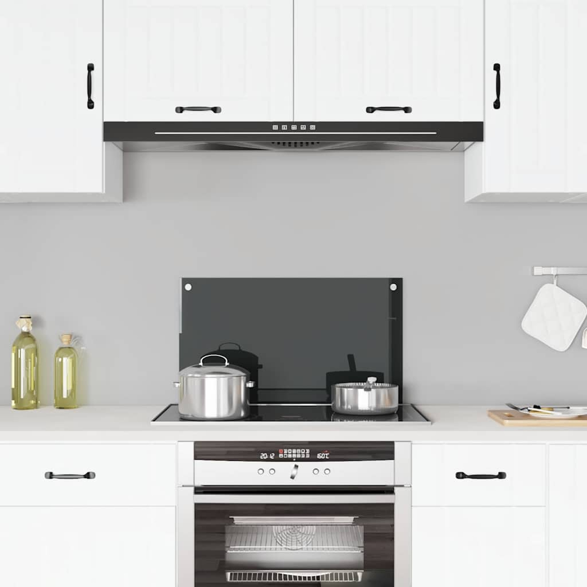 Moderne Küche mit weißen Schränken, Induktionskochfeld und Backofen.