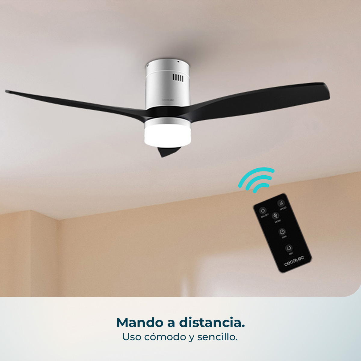 Ventilatore da soffitto con pale nere, luce bianca e telecomando.