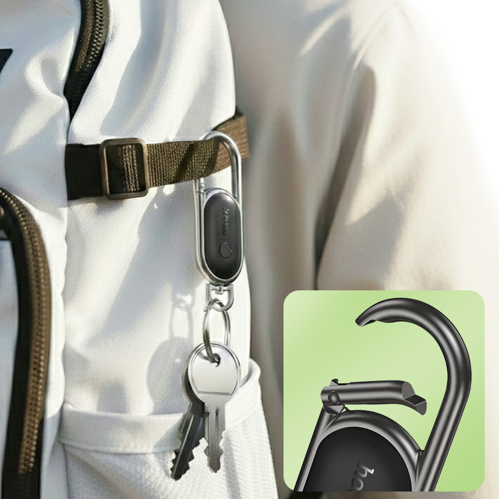 Ein Schlüsselbund mit einem schwarzen Tracker-Gerät, befestigt an einem weißen Rucksack.