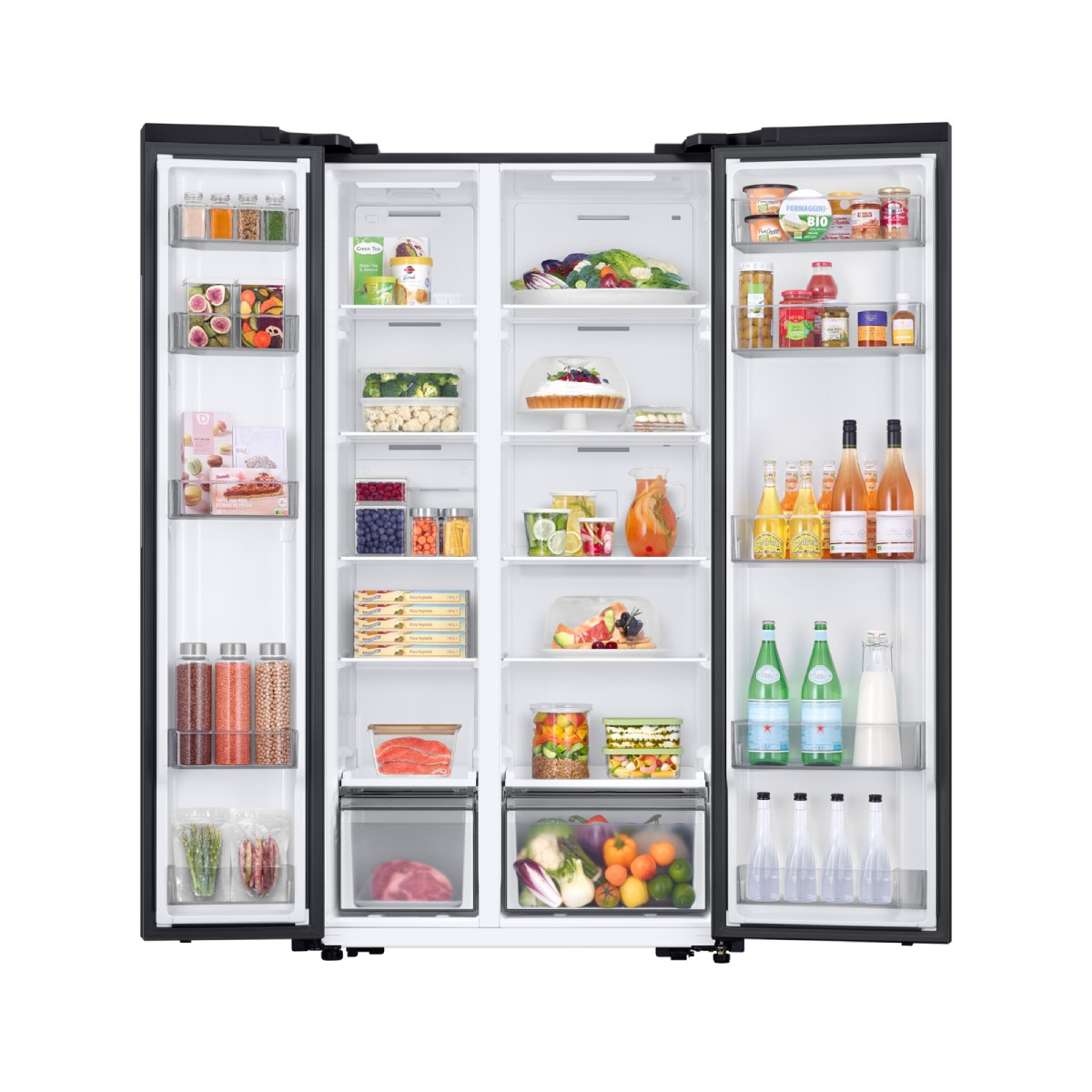 Ein offener Kühlschrank mit Lebensmitteln: Obst, Gemüse, Getränke, Fisch und Fleisch.
