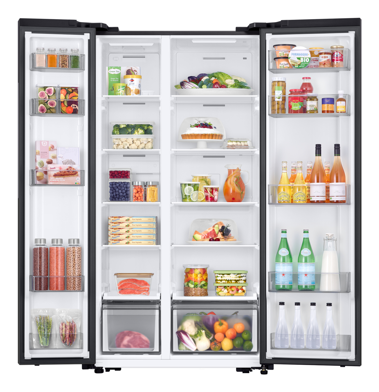 Ein offener Kühlschrank mit Lebensmitteln auf mehreren Regalen.