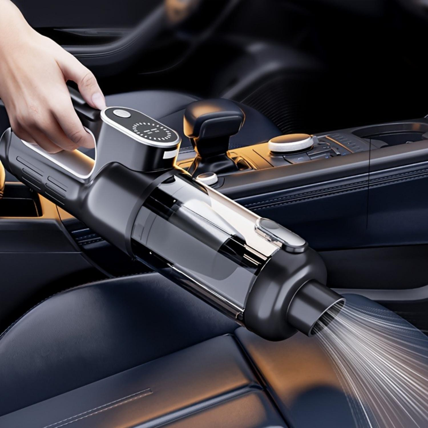 Hand hält schwarzen Autostaubsauger, reinigt dunkelblaue Ledersitz. Luftströme sichtbar.