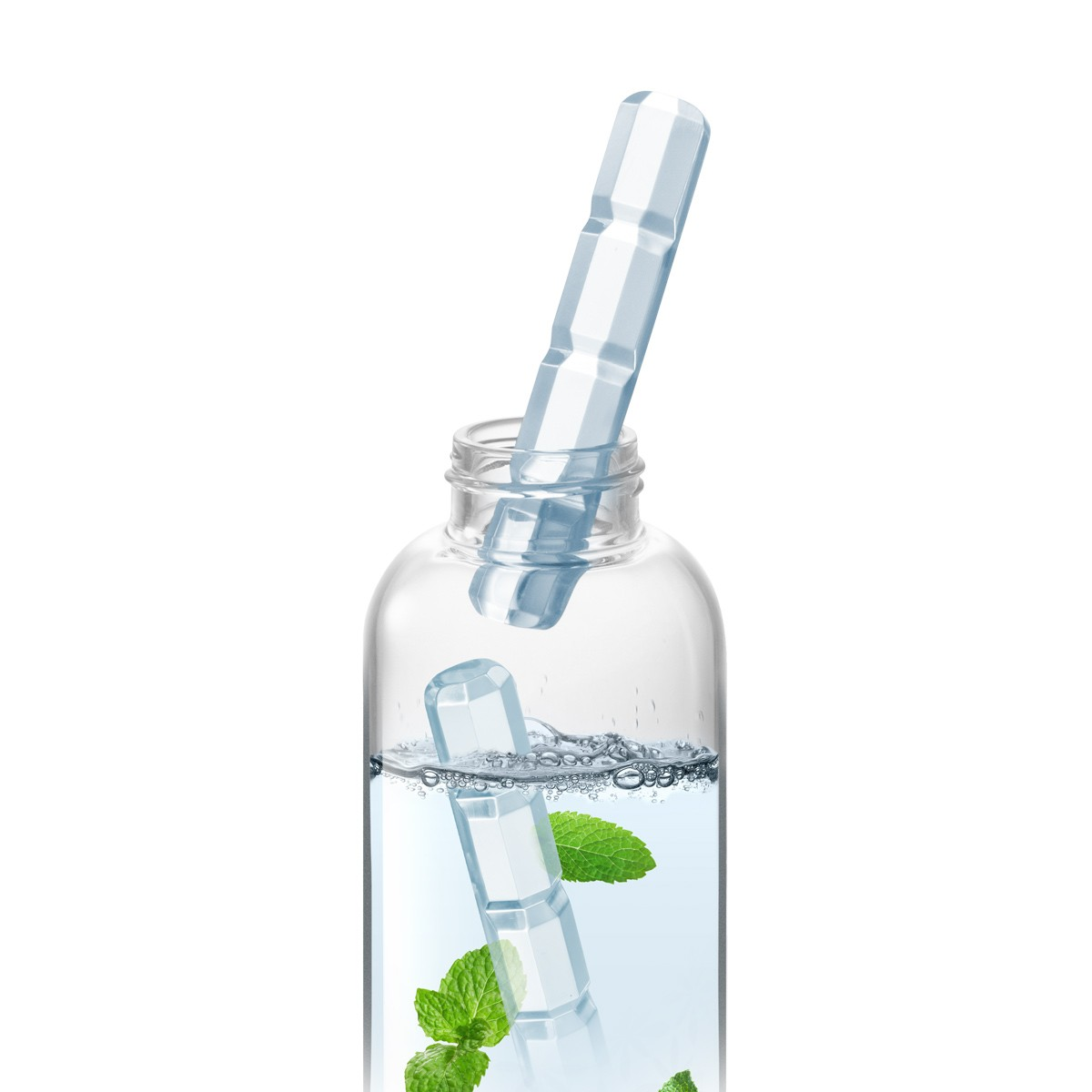 Klare Flasche mit Wasser, Eiswürfeln und Minzblättern. Ein Eiswürfel ragt heraus.