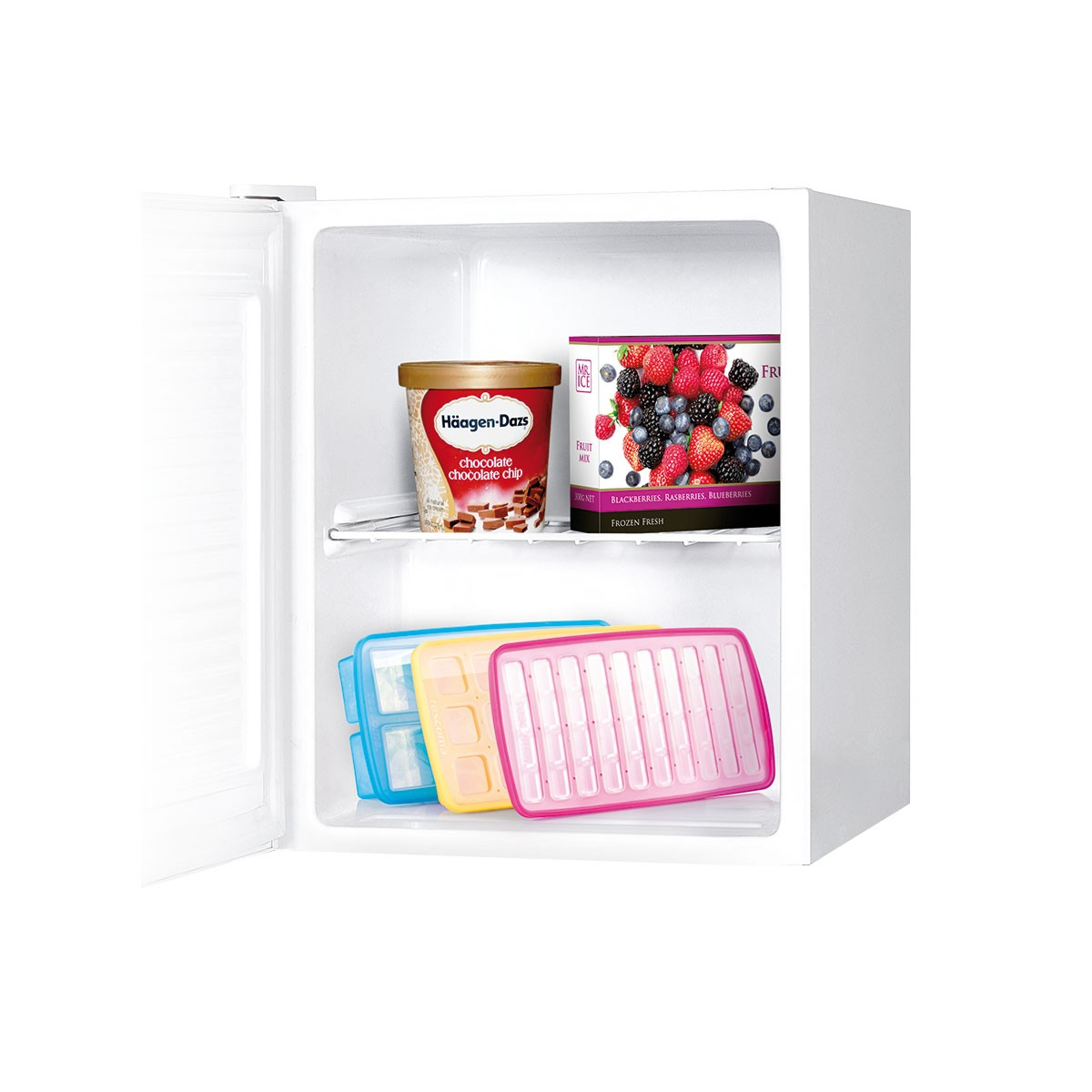 Ein Kühlschrank mit Häagen-Dazs Schokoladeneis, Beerenmischung und Eiswürfelformen.