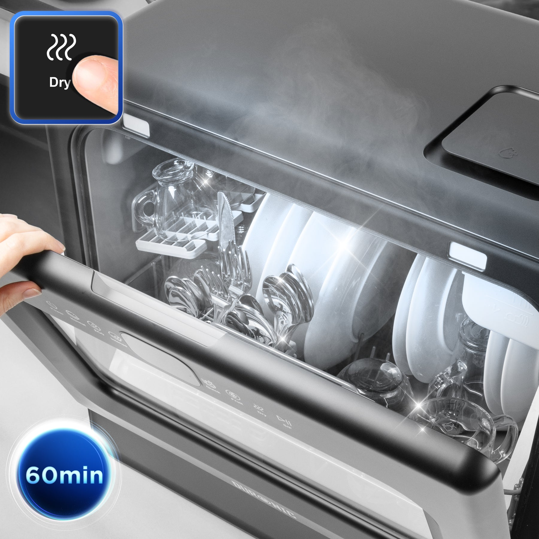 Eine Hand öffnet eine Spülmaschine mit sauberem Geschirr und Dampf.