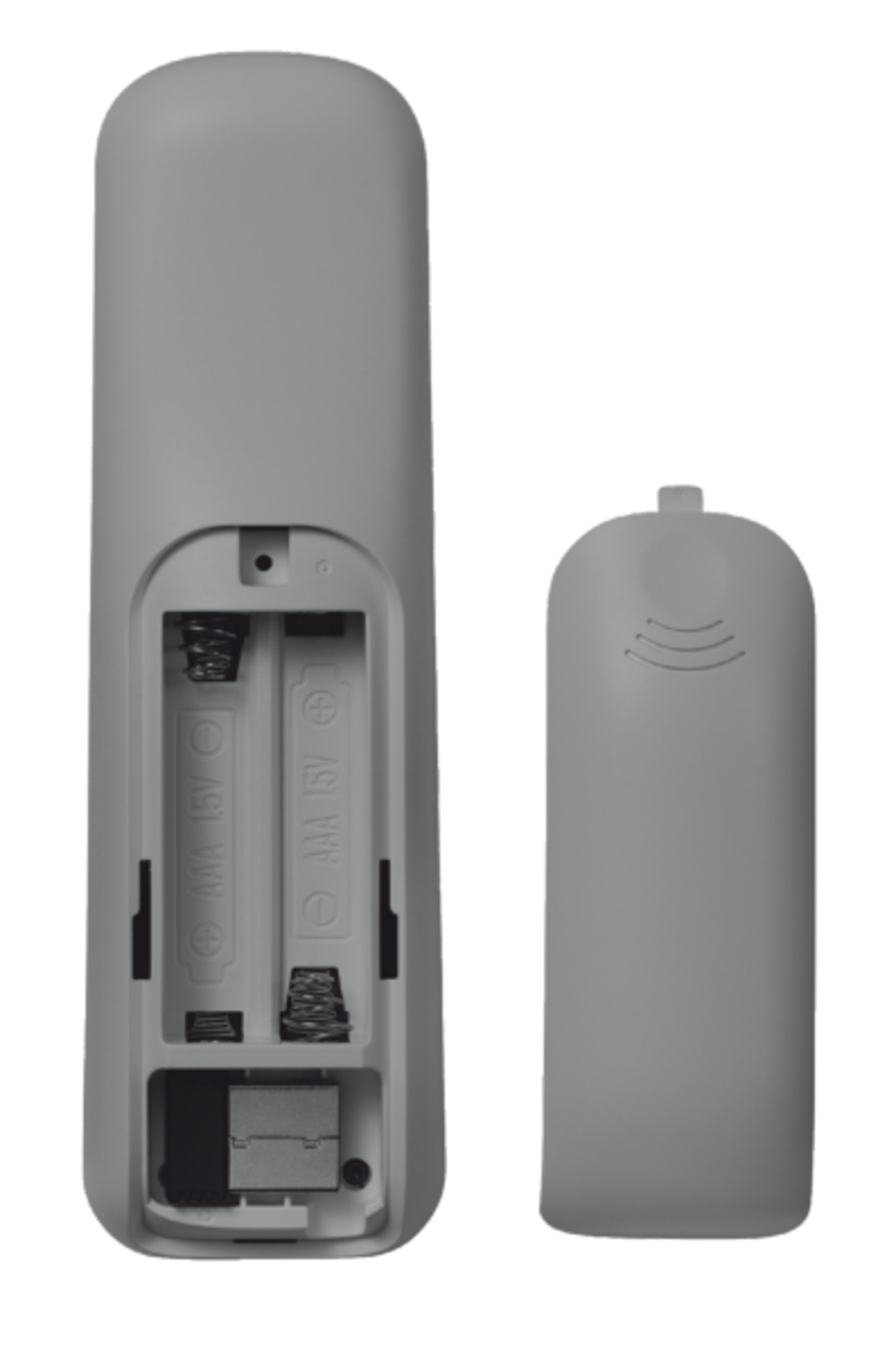 Un coperchio del telecomando grigio e l'interno di un telecomando con due batterie AAA.