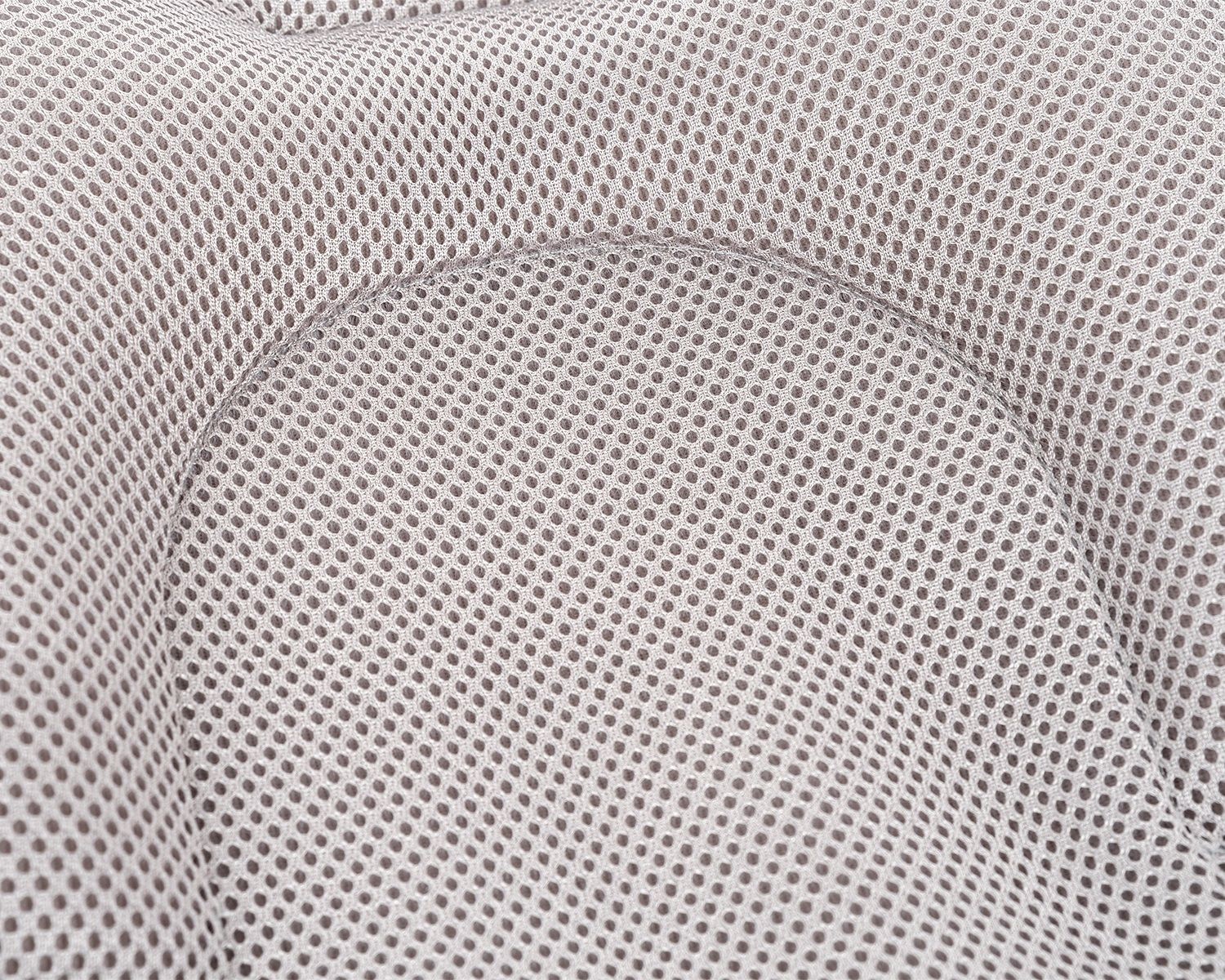Tejido de malla gris con agujeros pequeños y regulares y una ligera curva.