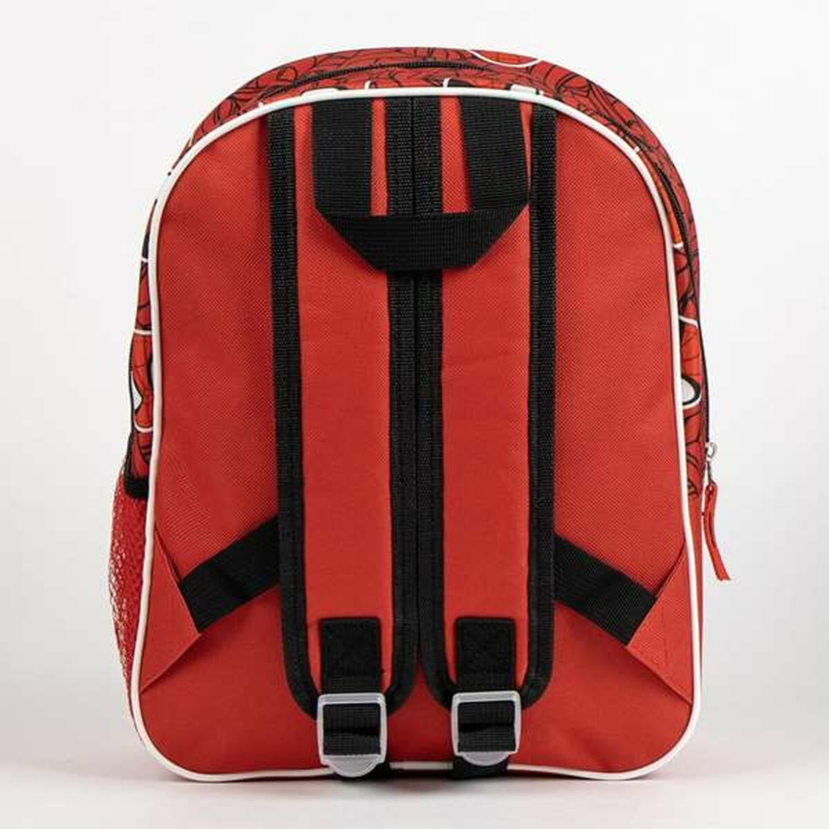 Ein roter Rucksack mit Spiderman-Motiv, schwarze Träger und weiße Kanten.