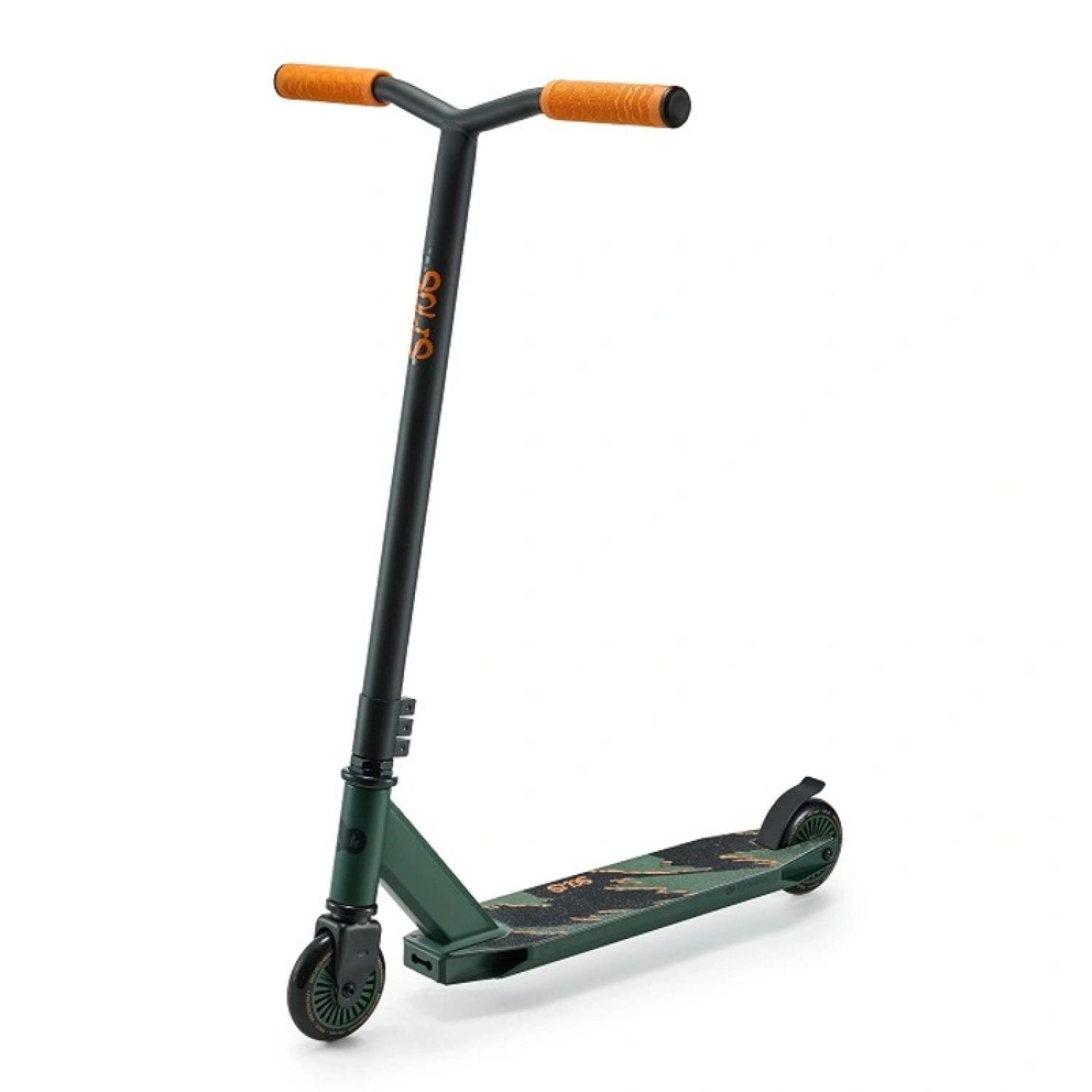Ein dunkelgrüner Roller mit orangefarbenen Griffen und Camouflage-Trittbrett.